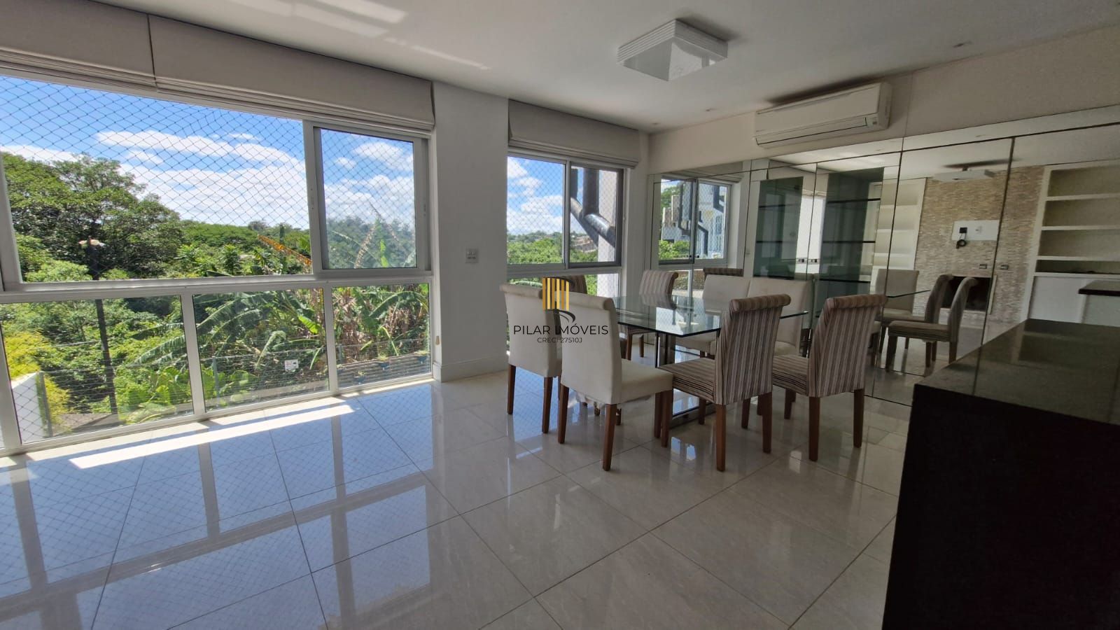 Casa em Condomínio fechado, 5 dormitórios sendo 2 suítes, 5 banheiros, 203 m² de área privativa, 2 garagem cobertas