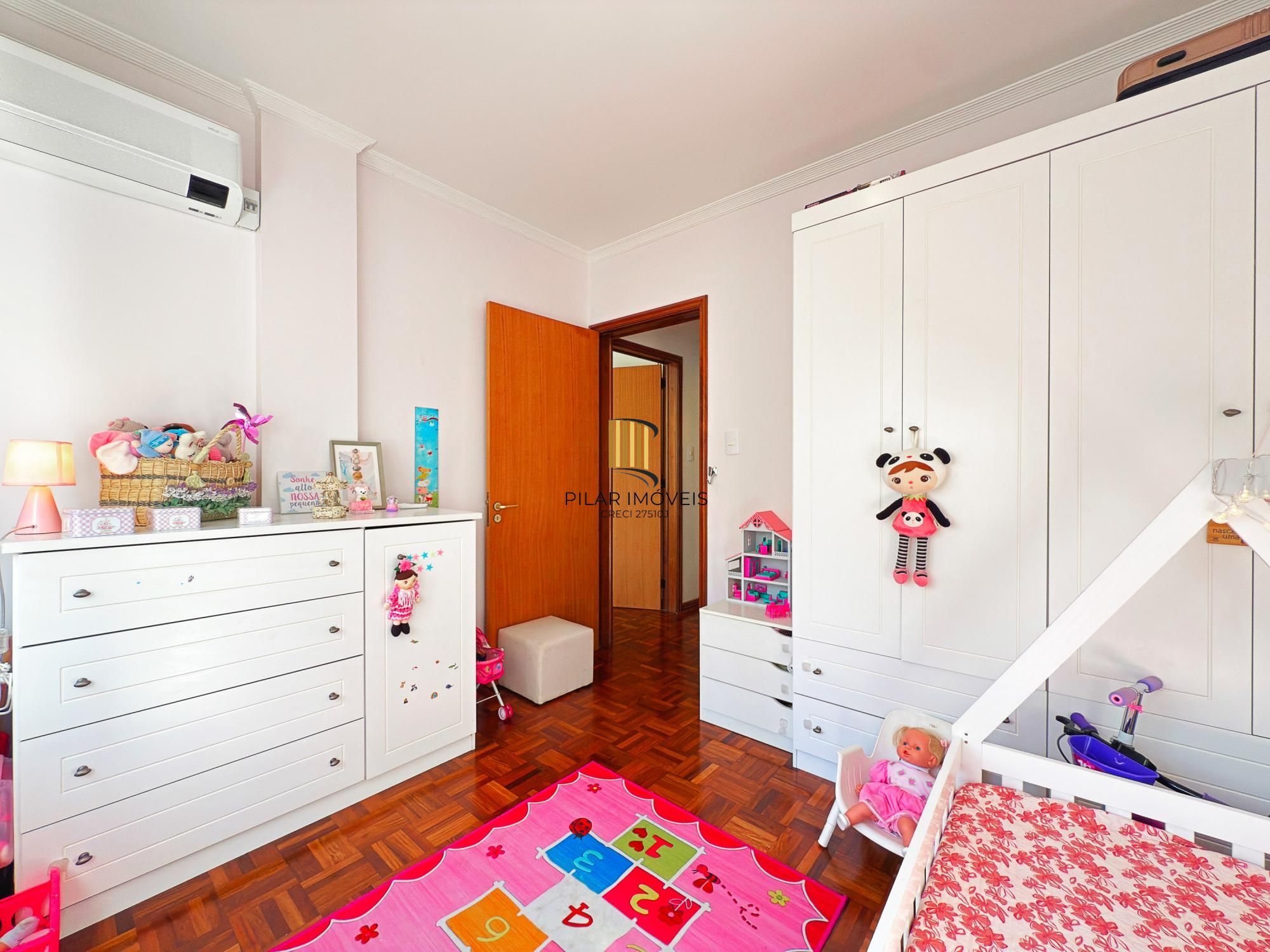Apto 82m² 3 quartos, sendo um de empregada com suíte, prédio com elevador e vaga de garagem.