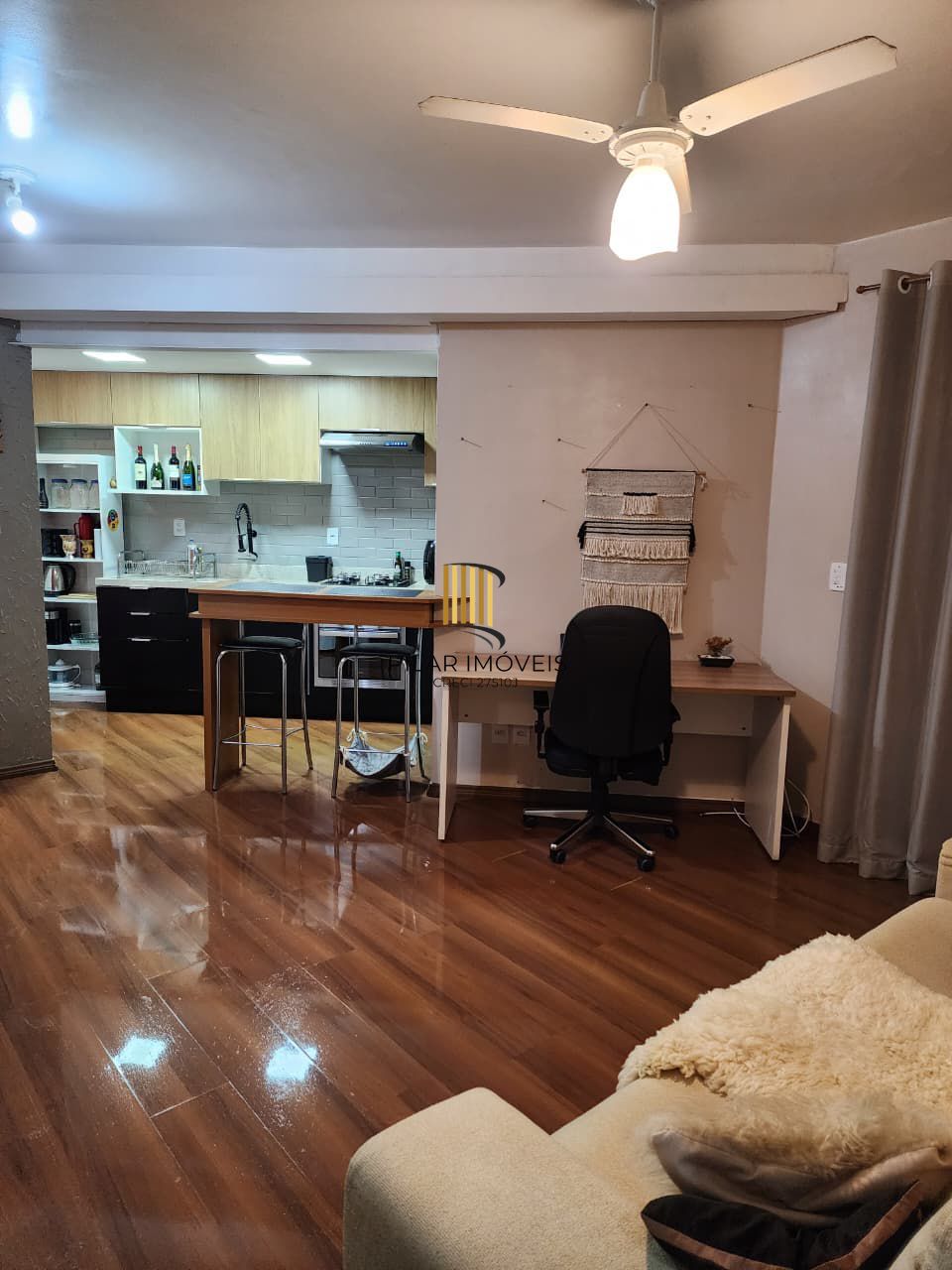 Um dormitório semi mobiliado.