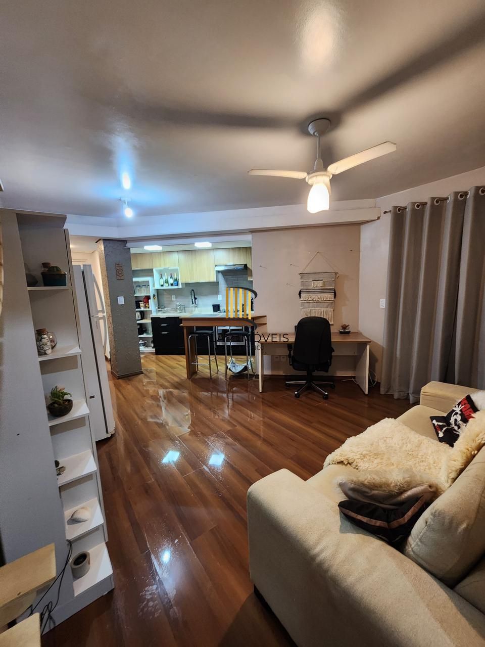 Um dormitório semi mobiliado.