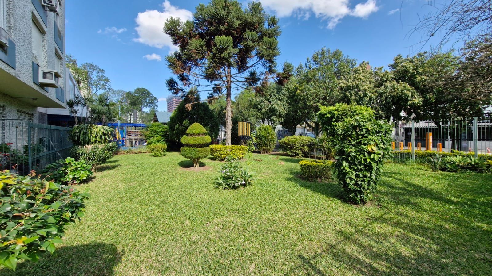 Apartamento no Menino Deus com 2 dormitórios e dependência de empregada com banheiro