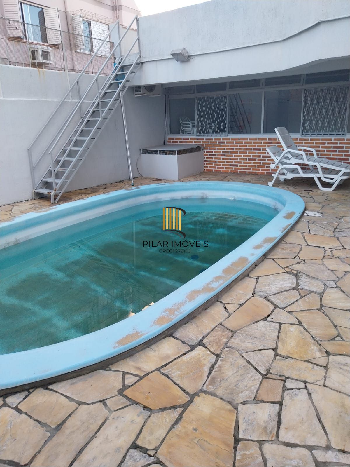 APARTAMENTO 62m² no bairro Glória, dois dormitórios, térreo e área externa.