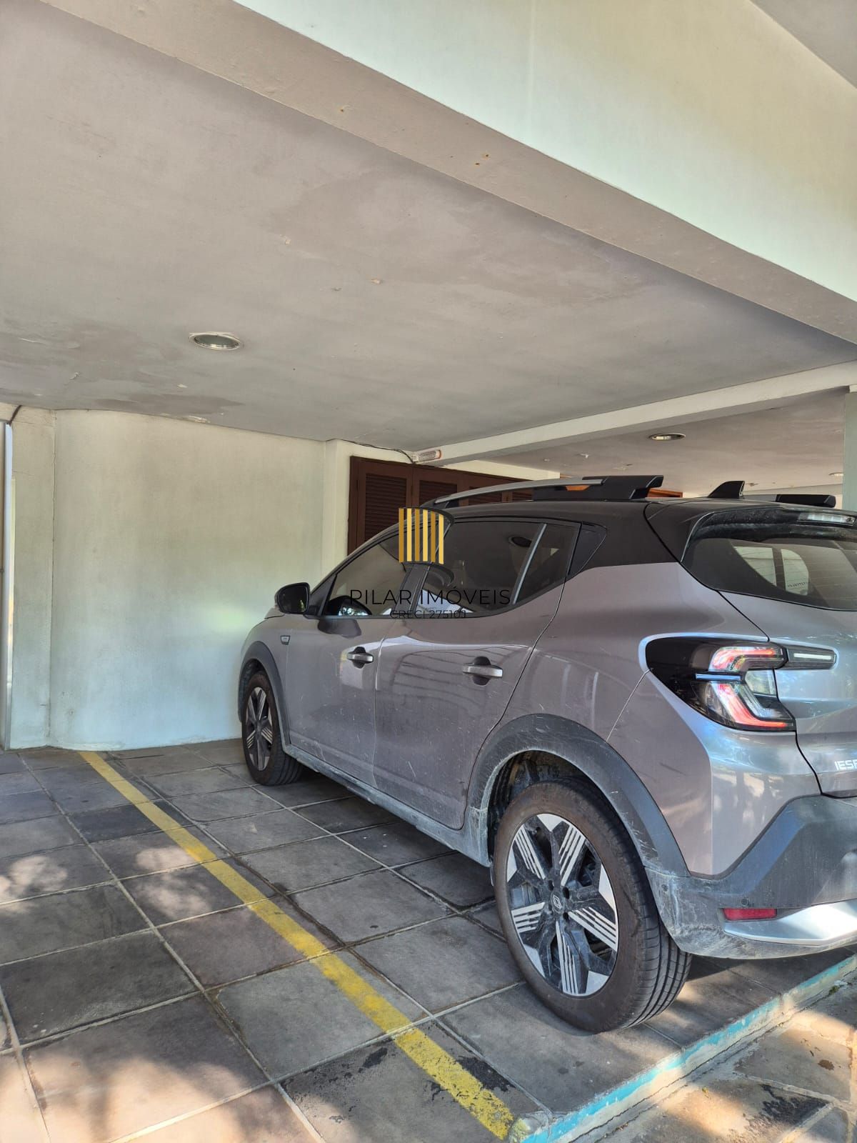 1 Dormitório, semi mobiliado com vaga