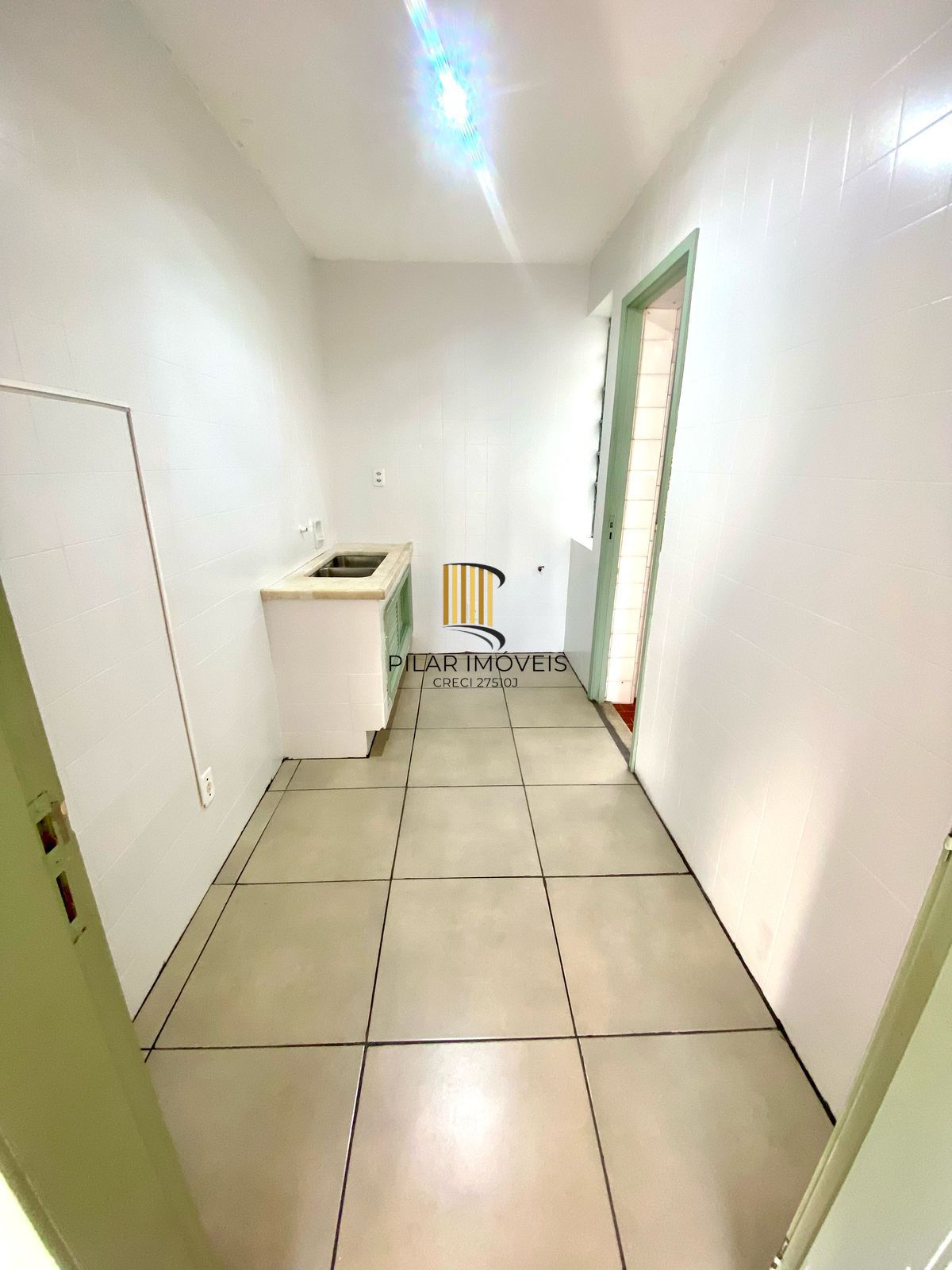 Apartamento 2 dormitórios com vaga de garagem, bairro Menino Deus
