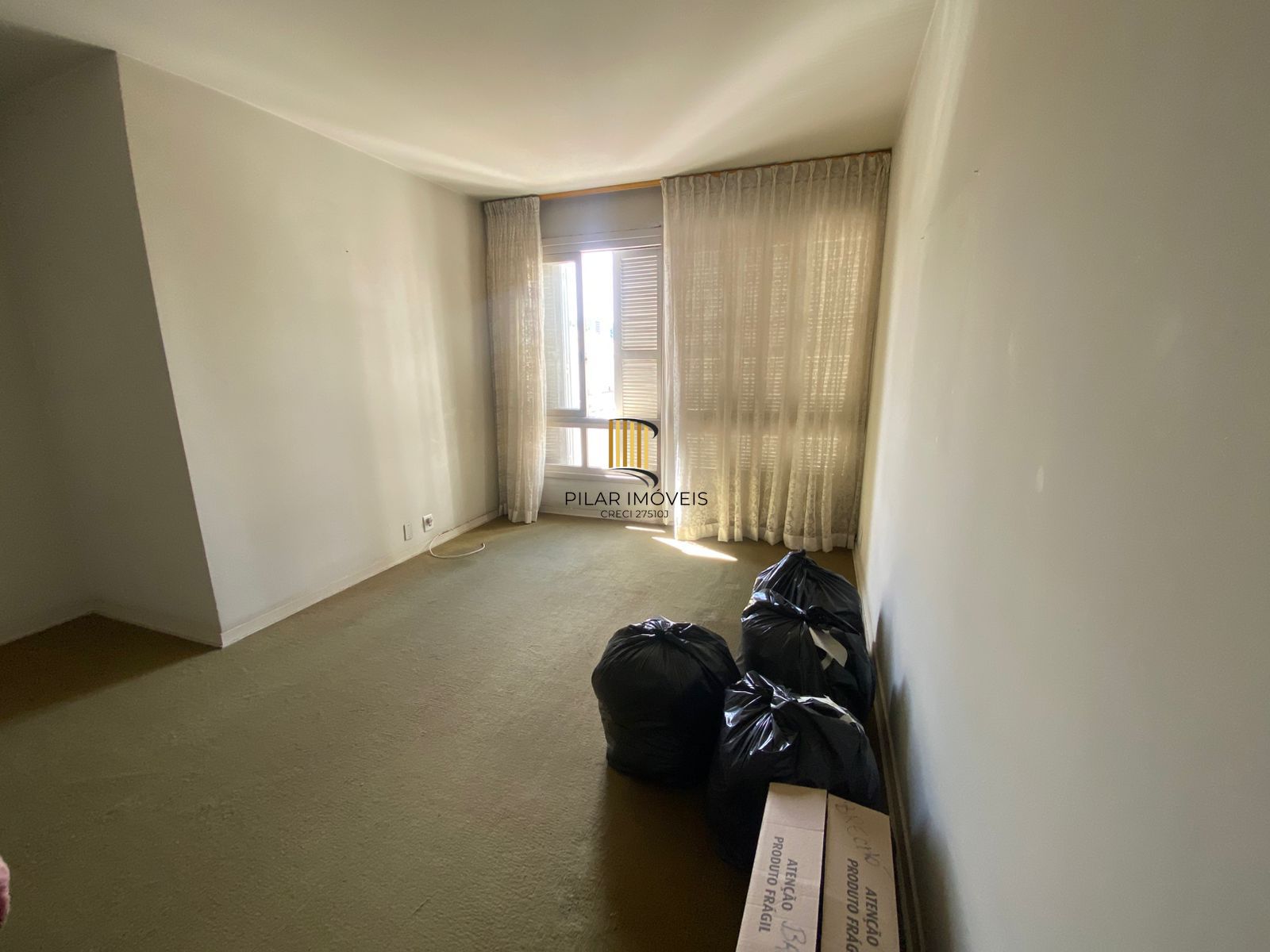 3 dormitório sendo 1 suite, vaga de garagem, bairro Menino Deus