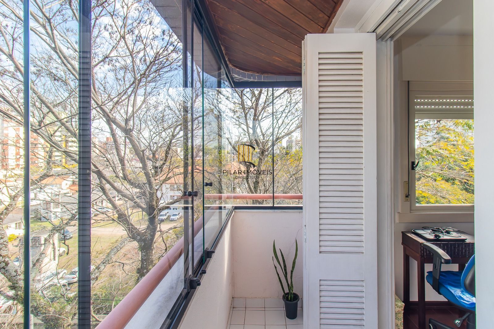 Apartamento panorâmico com três dormitórios, garagem