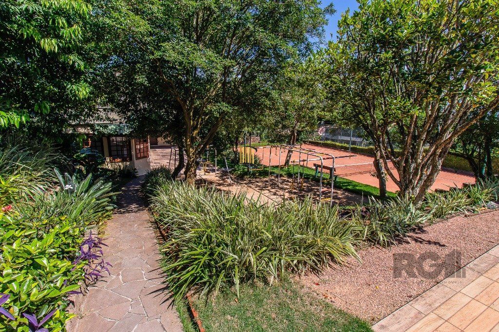 Casa com quatro quartos/dormitórios e muitos ambientes aconchegantes.