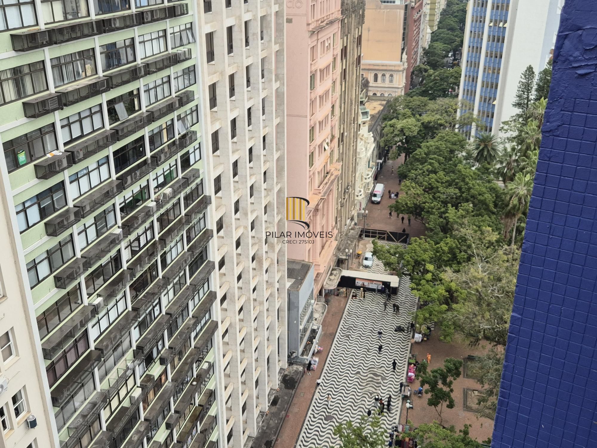 Prédio desocupado de 16 andares