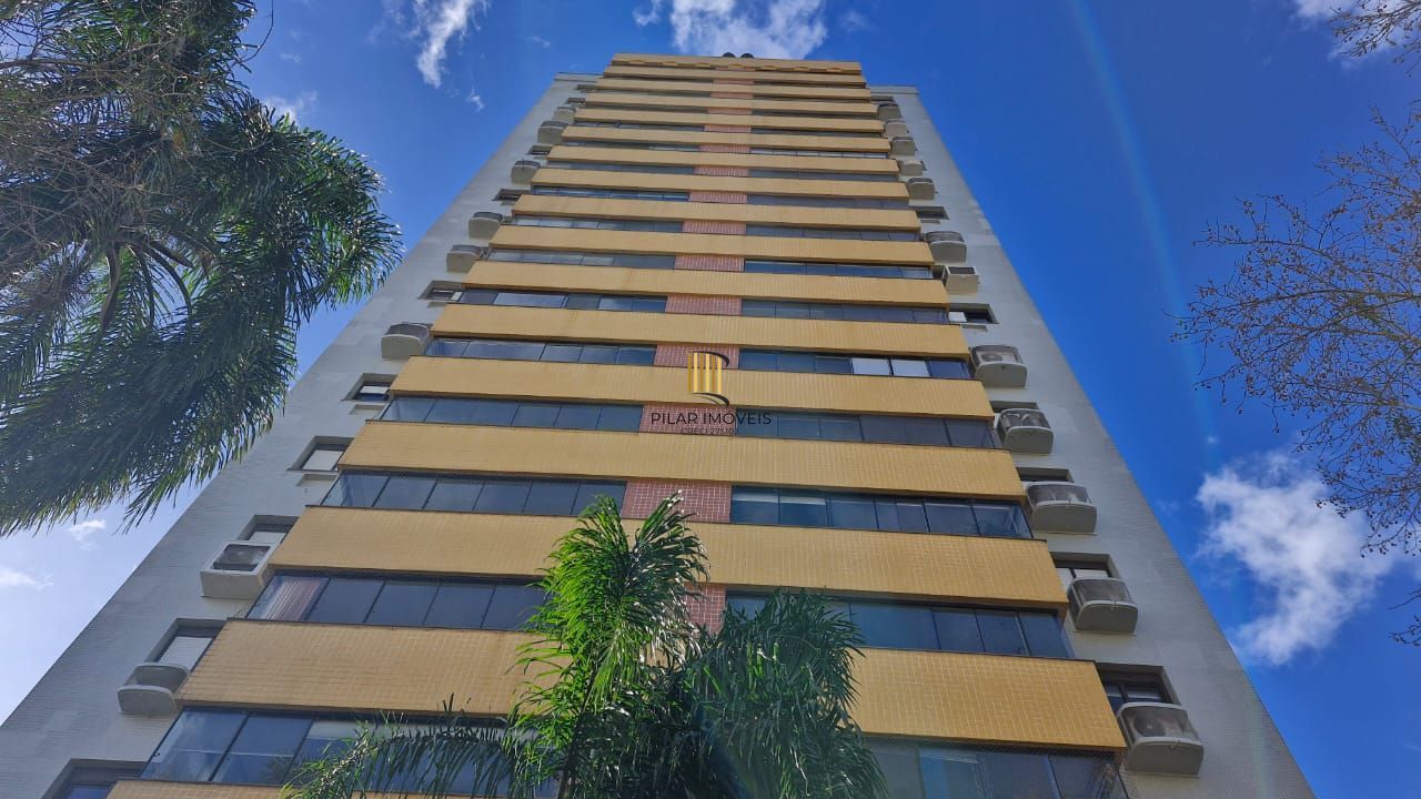 Apartamento impecável de frente no Menino Deus, 103,00 m² de área útil, 2 dormitórios, varanda integrada com churrasqueira, 2 garagens