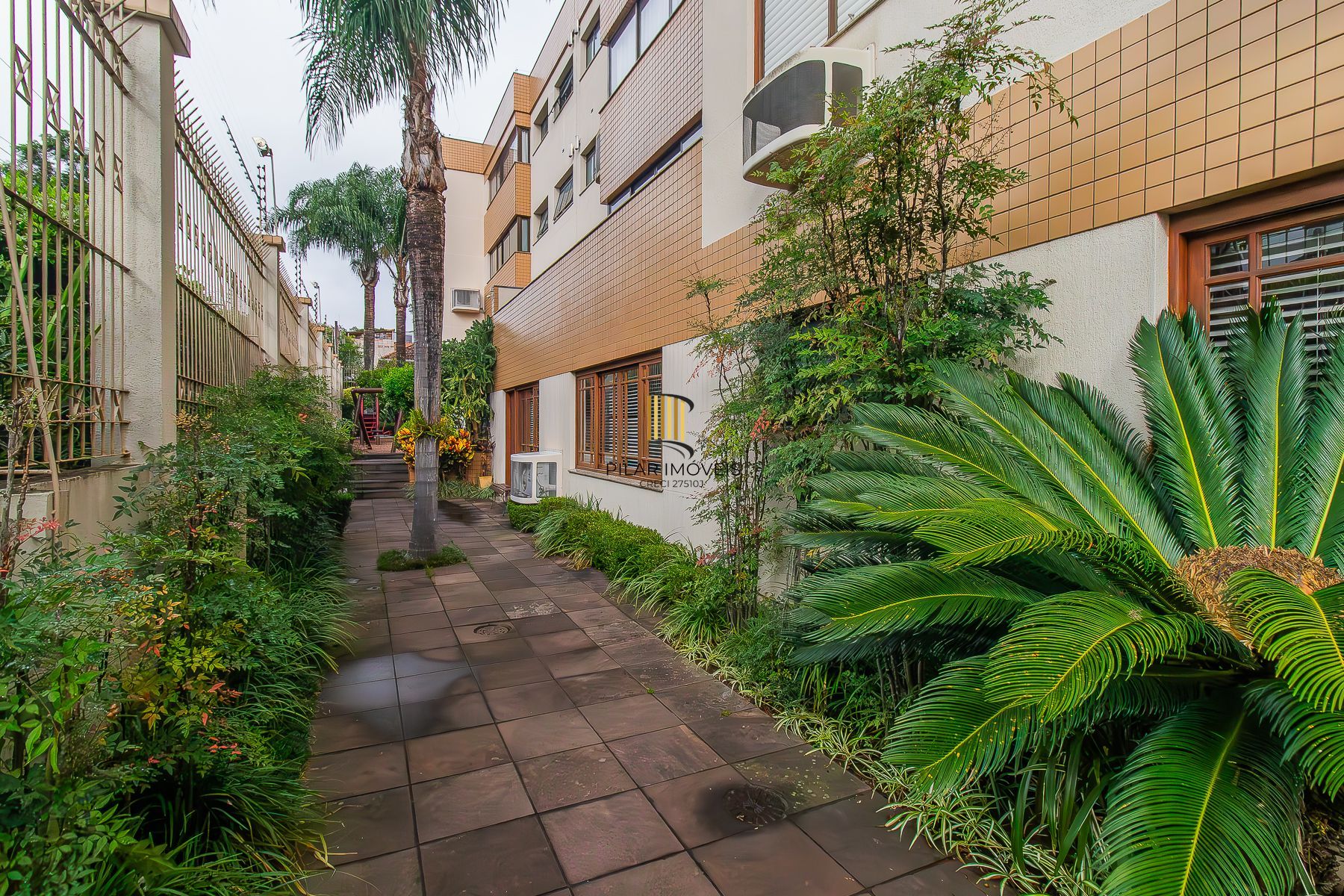 Apartamento semi mobiliado, impecável, com 126m² privativo.