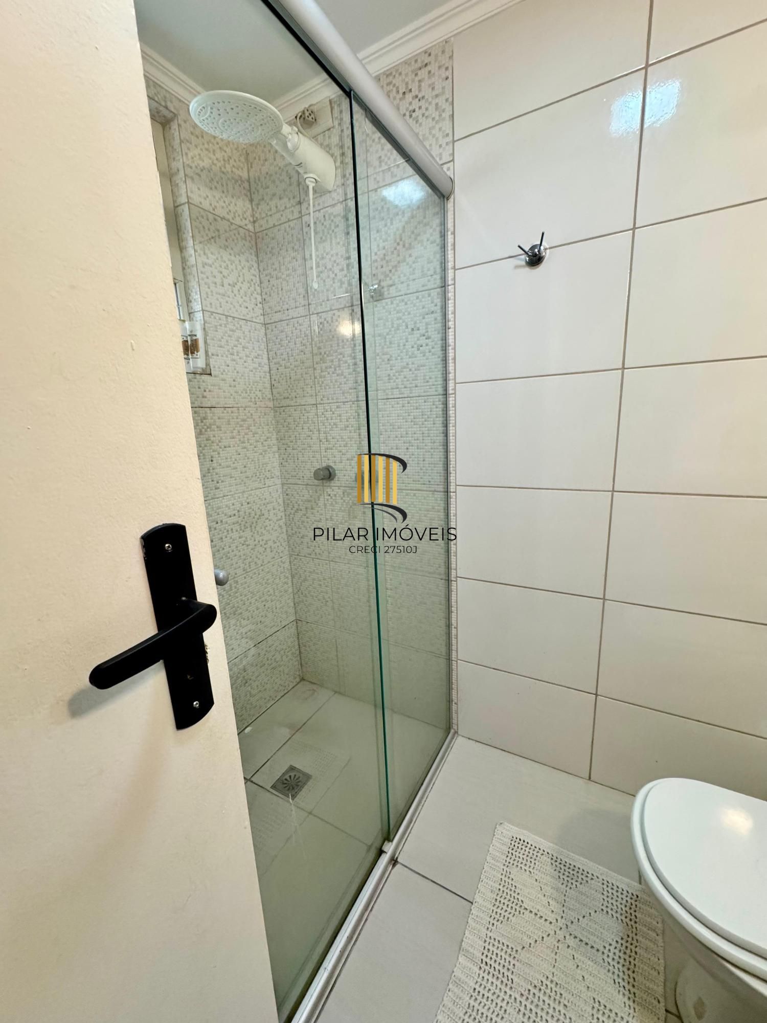 Apartamento semimobiliado em excelentes condições.