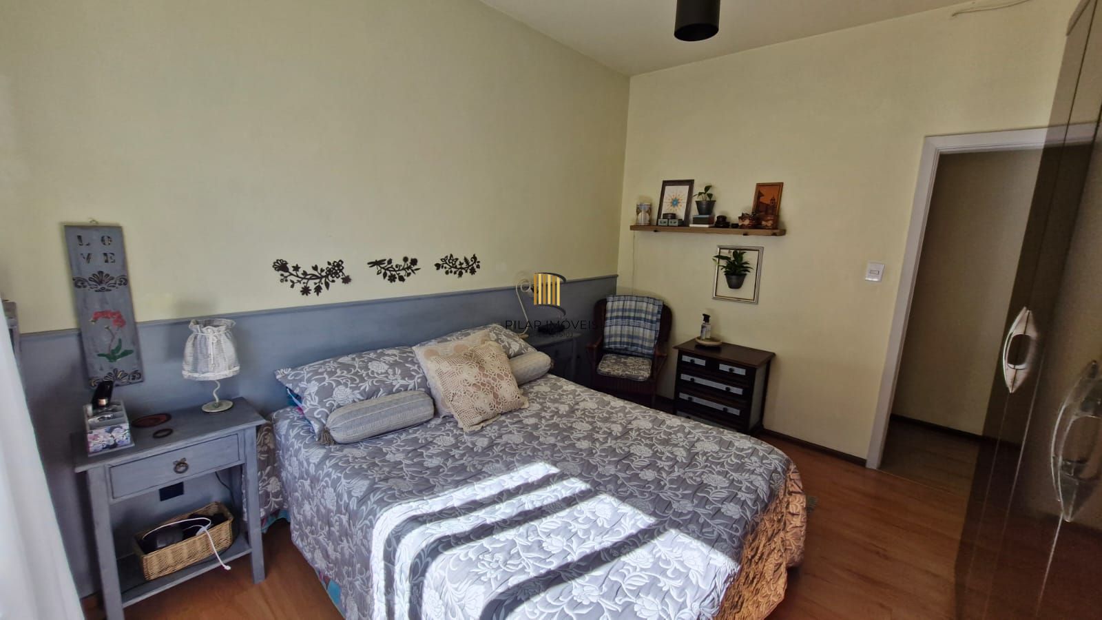 Apartamento no Menino Deus com 2 dormitórios e dependência de empregada com banheiro