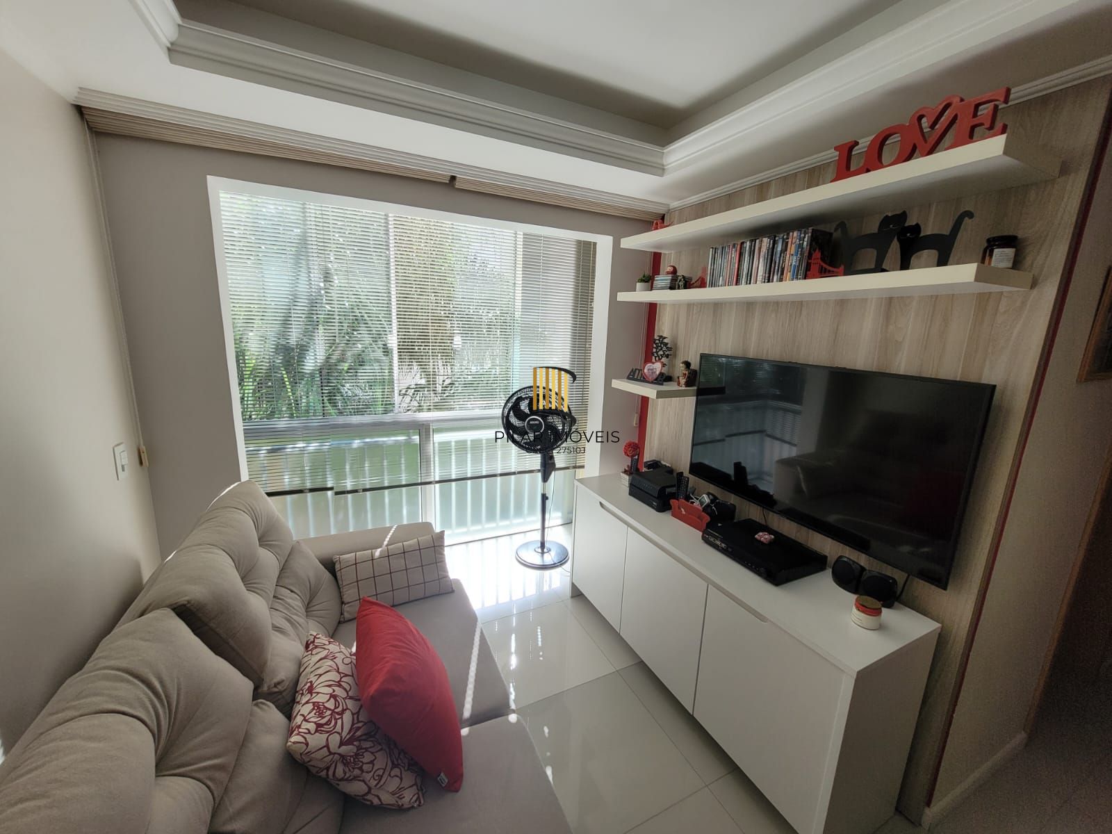 Apartamento dois dormitórios com Estacionamento