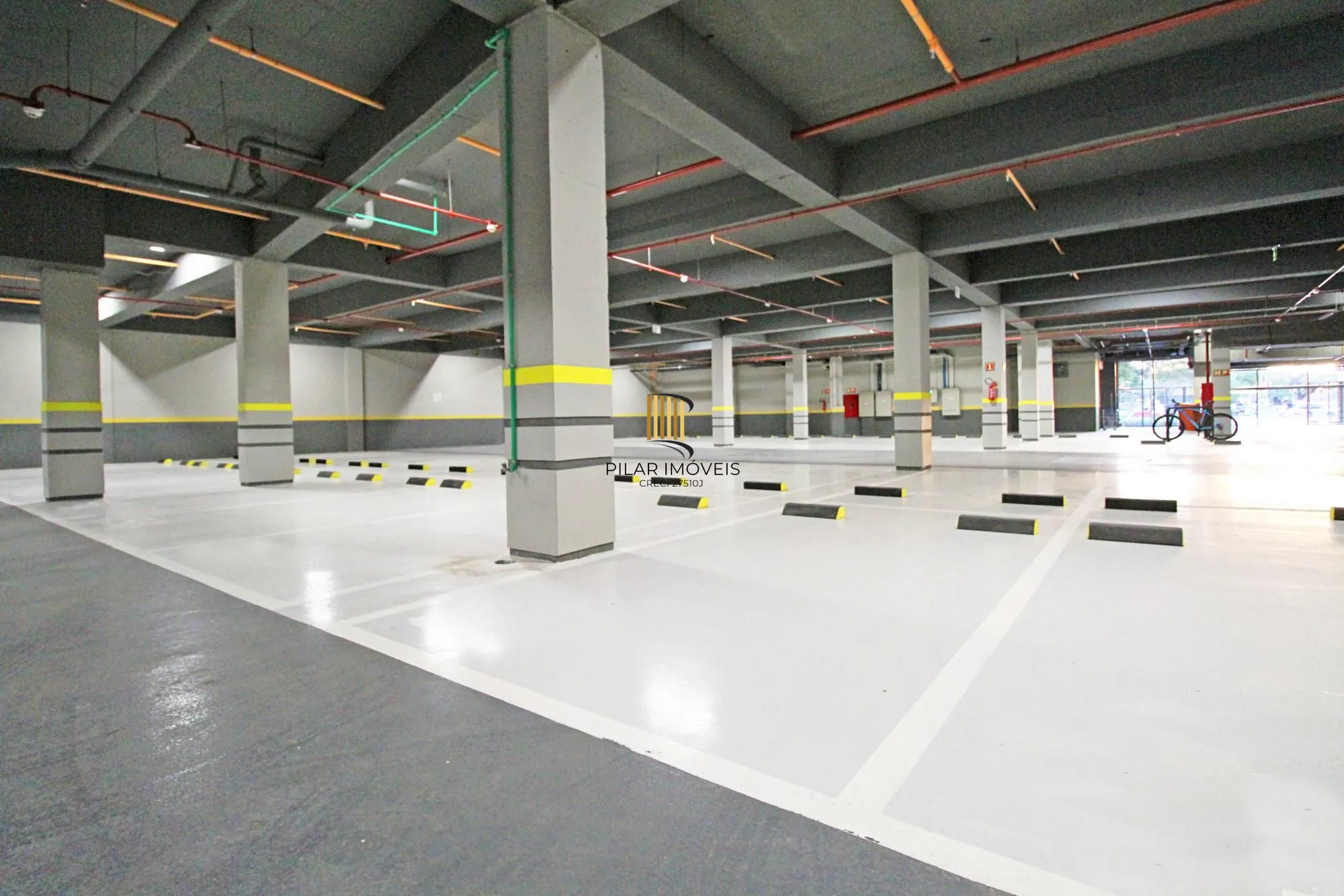 Mobiliado, piso aquecido, 3  suítes, 3 vagas  e infraestrutura.