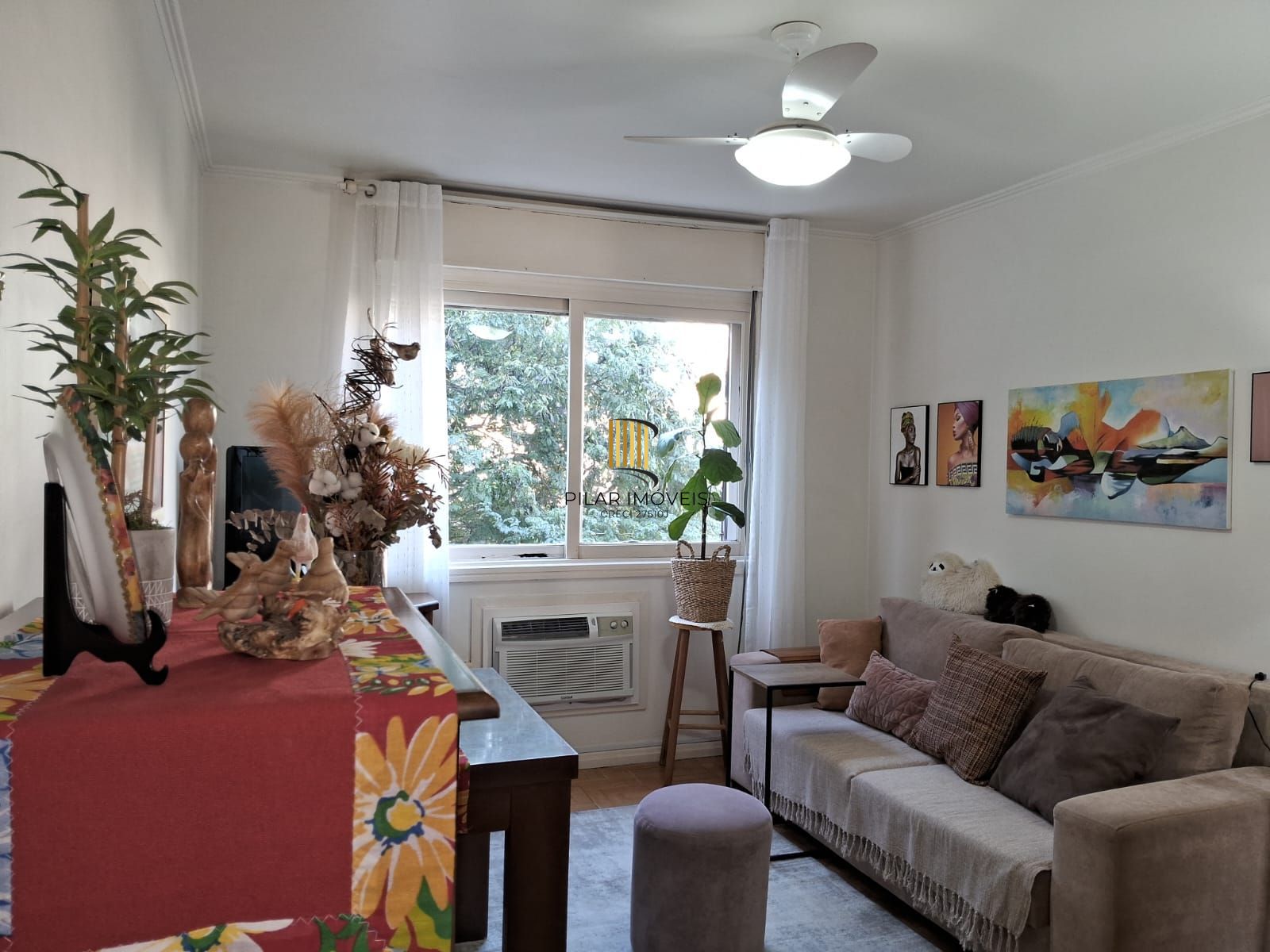 Apartamento de 58 m² com 2 quartos localizado no Bairro Menino Deus.
