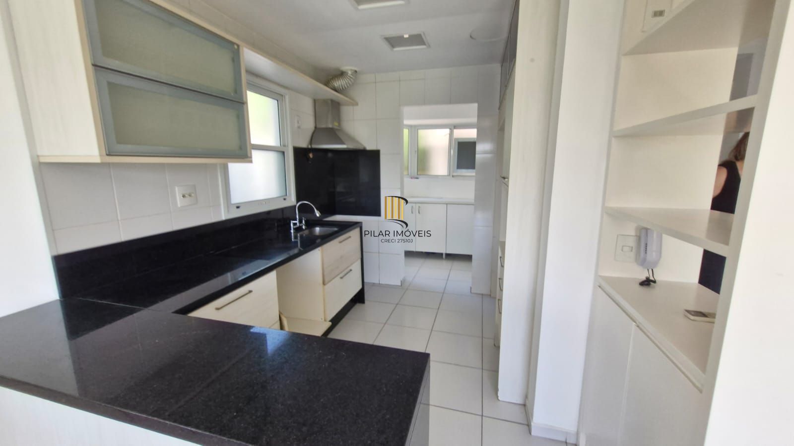 Casa em Condomínio fechado, 5 dormitórios sendo 2 suítes, 5 banheiros, 203 m² de área privativa, 2 garagem cobertas