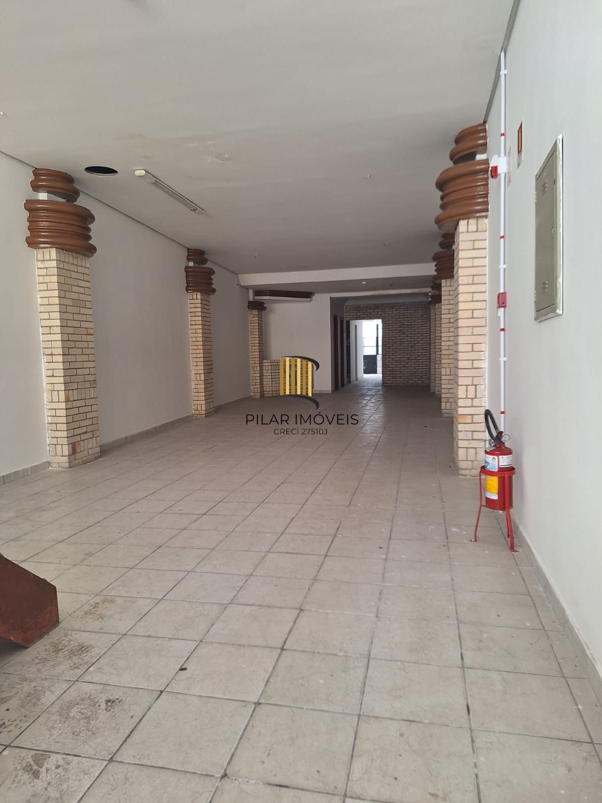 Prédio comercial com 3 andares