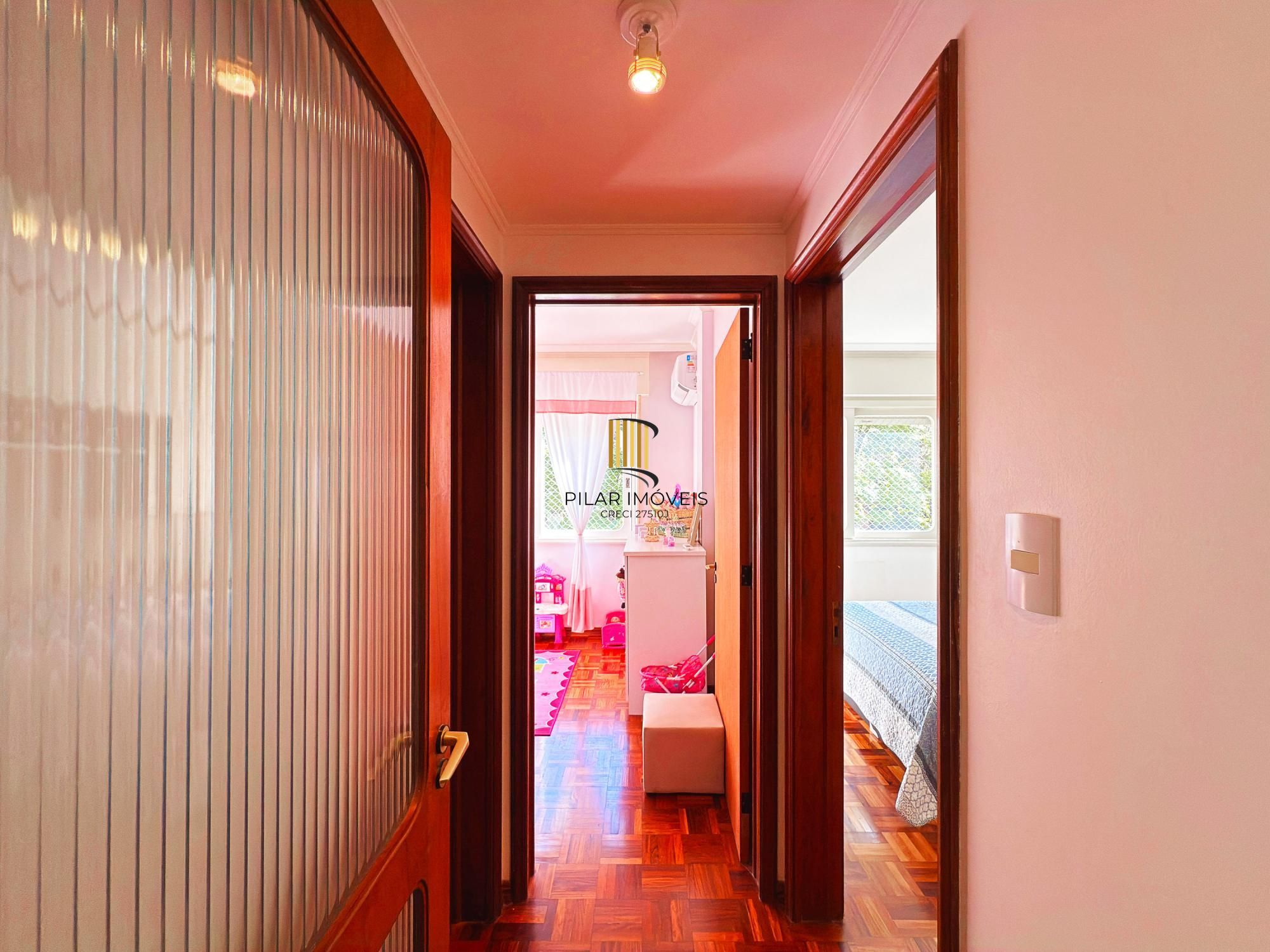 Apto 82m² 3 quartos, sendo um de empregada com suíte, prédio com elevador e vaga de garagem.