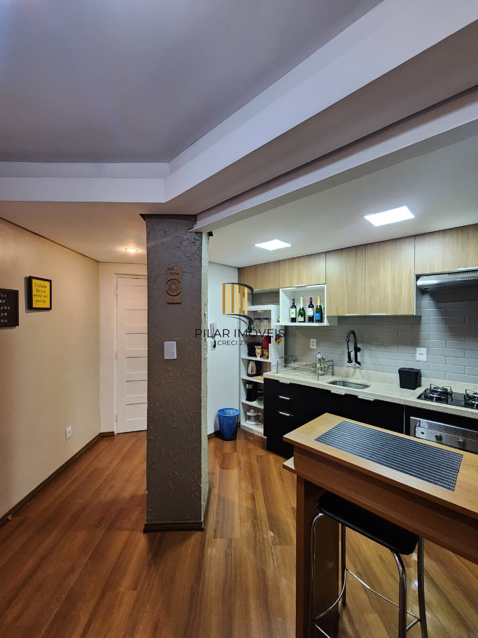 Um dormitório semi mobiliado.