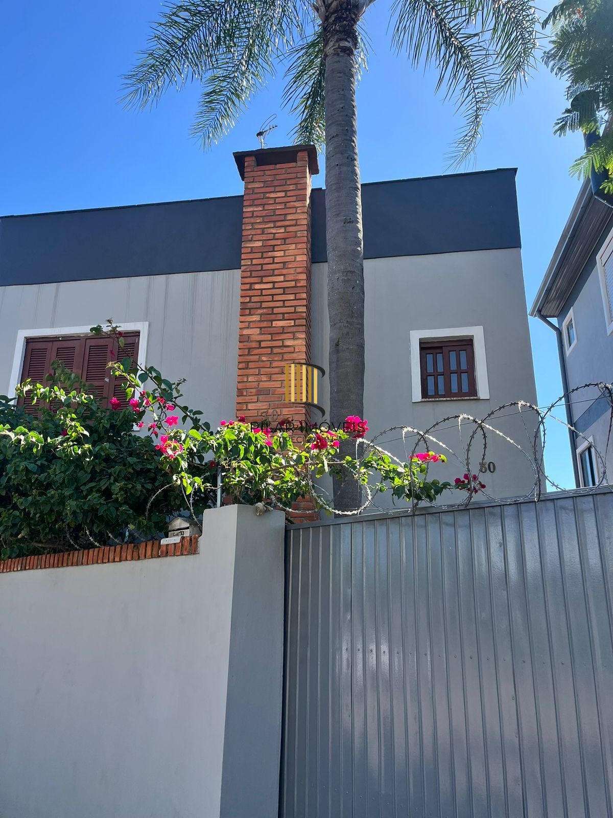 2 Casas independentes em terreno de 480m.