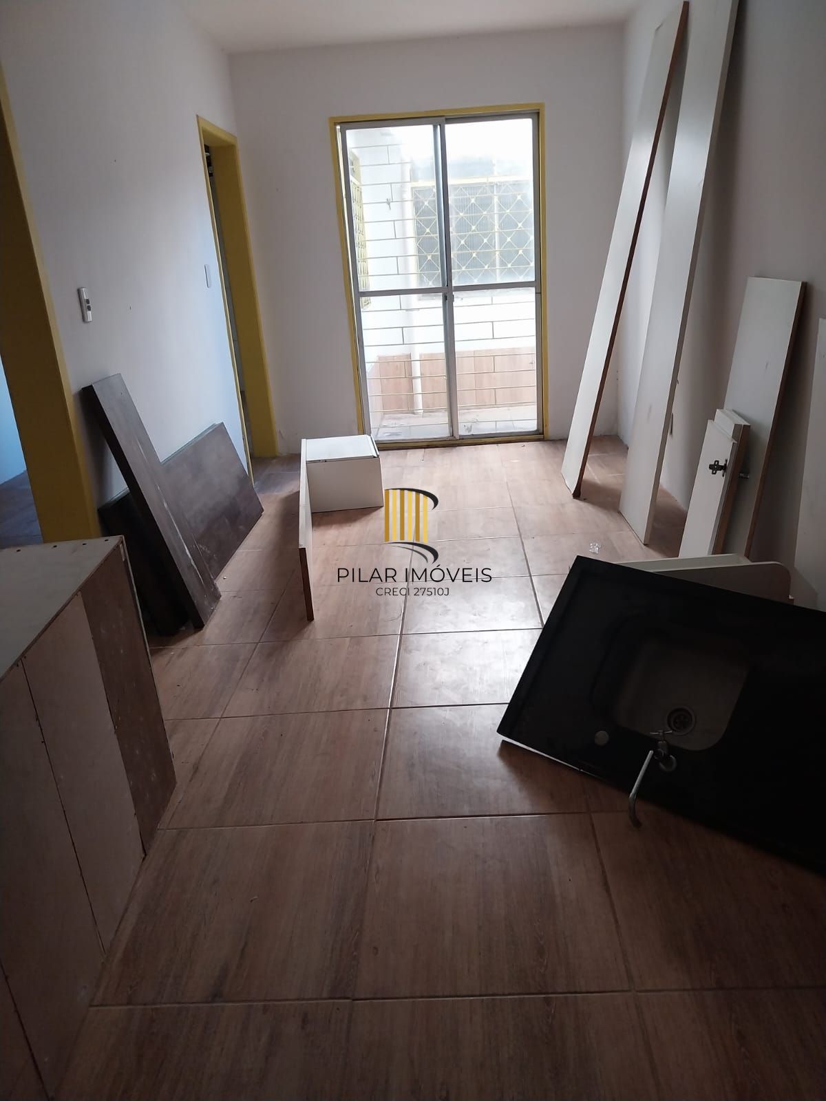 APARTAMENTO 62m² no bairro Glória, dois dormitórios, térreo e área externa.