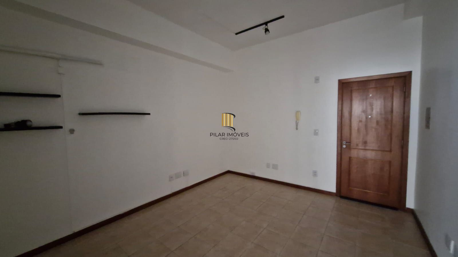 Sala na Rua General Lima e Silva com 68,50 m² de área privativa, pátio com churrasqueira