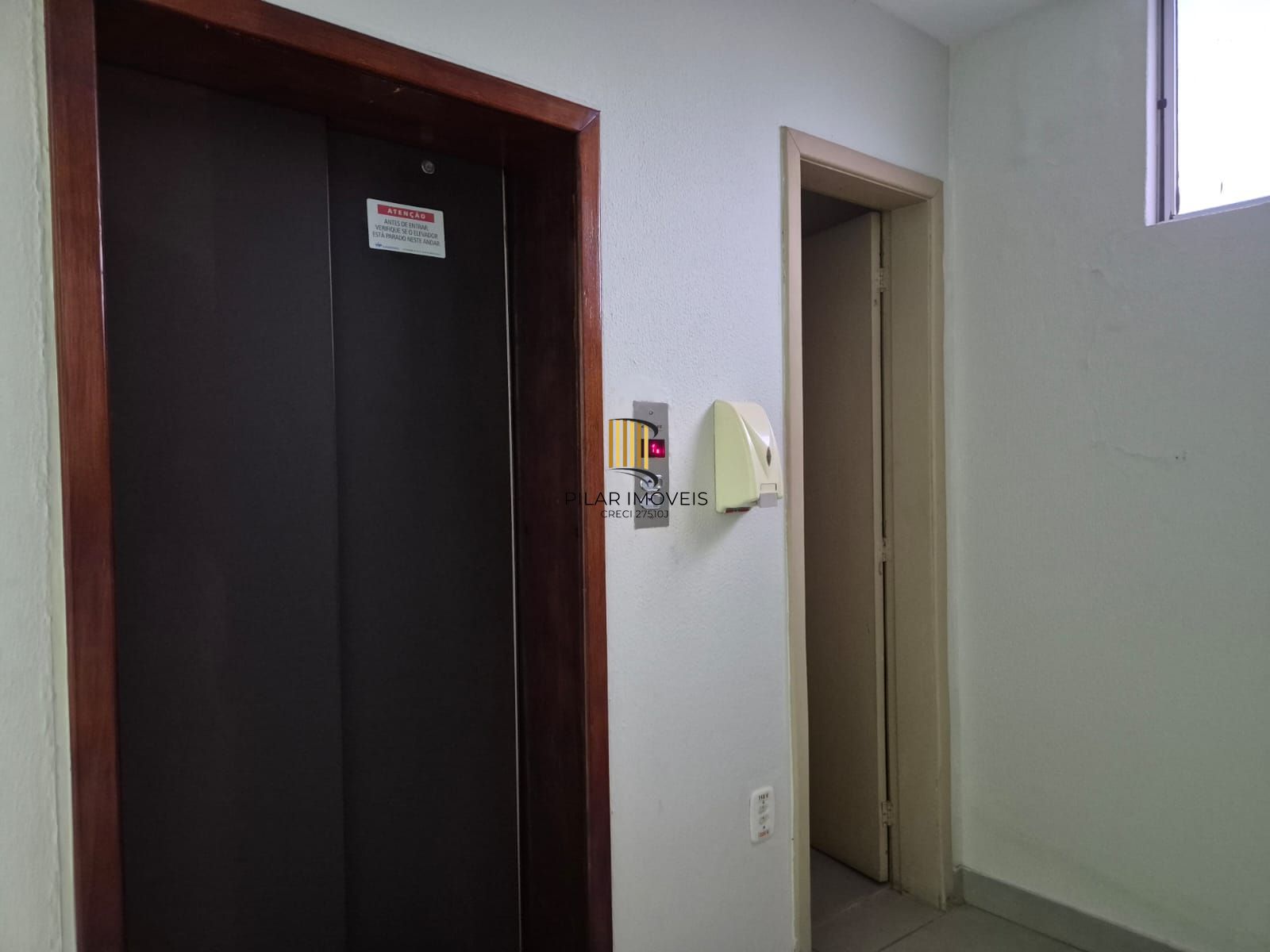 Sala comercial reformada e desocupada