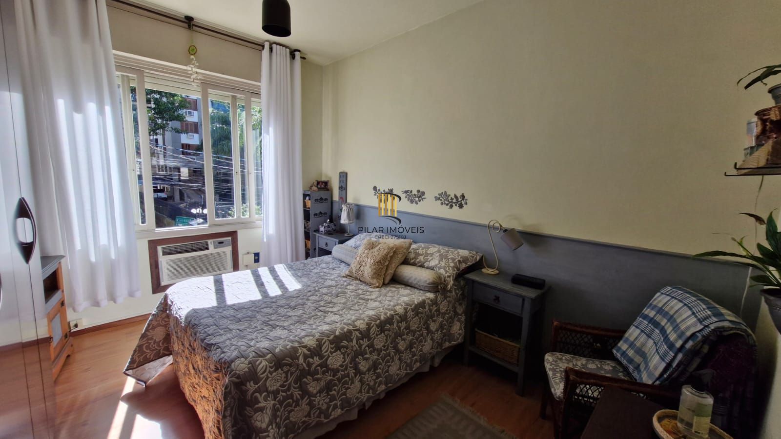 Apartamento no Menino Deus com 2 dormitórios e dependência de empregada com banheiro