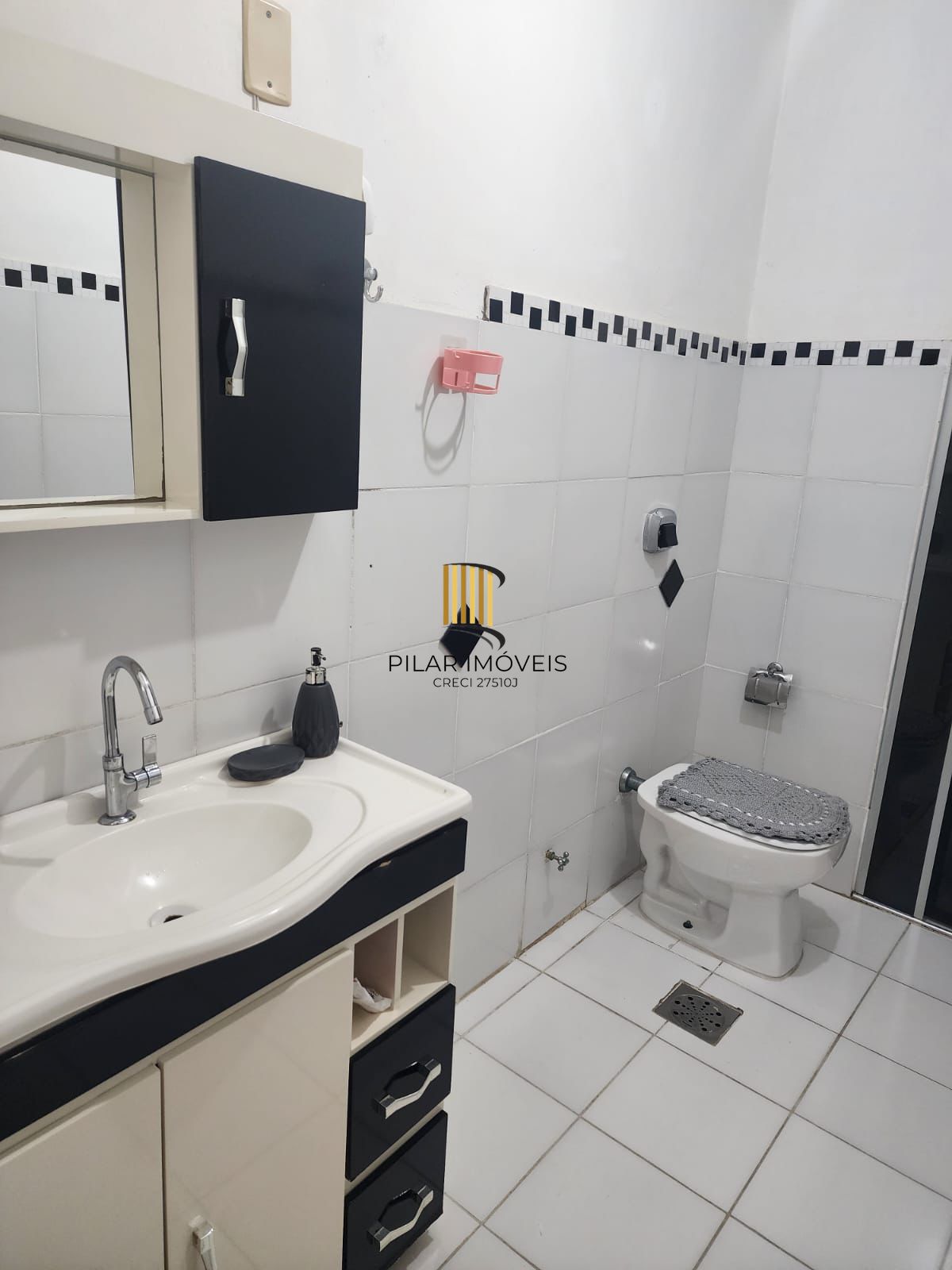 Um dormitório semi mobiliado.