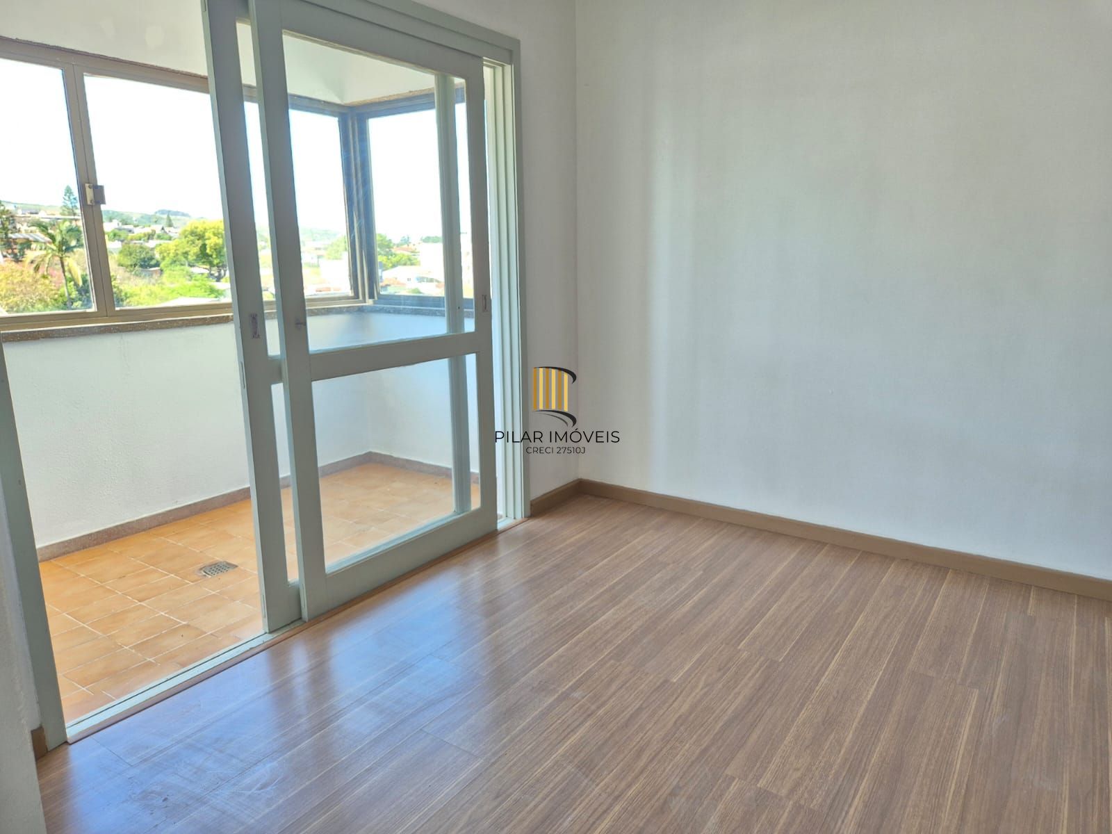 Um dormitório com sacada