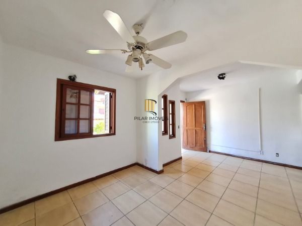 Casa de 3 dormitórios, apenas uma quadra da Av. Edgar Pires de Castro