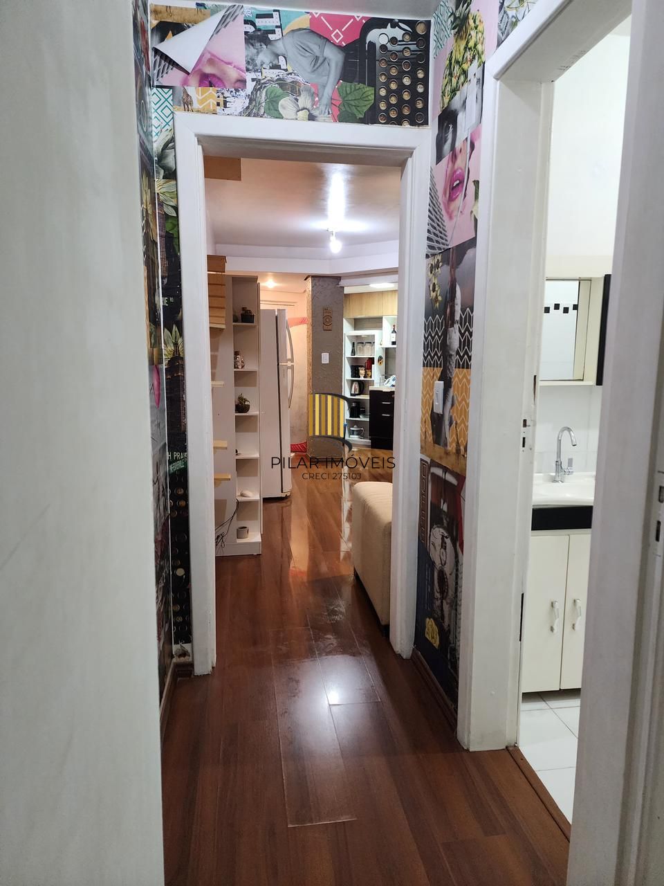 Um dormitório semi mobiliado.