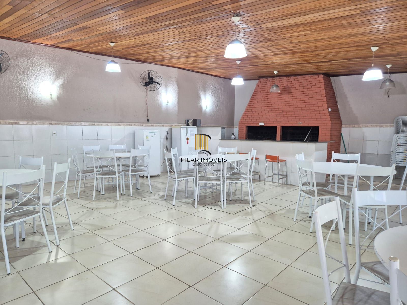 Um dormitório ao lado shoping Lindóia