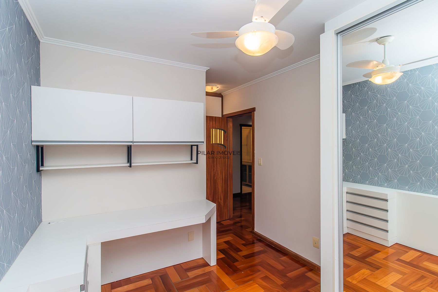 Apartamento semi mobiliado, impecável, com 126m² privativo.