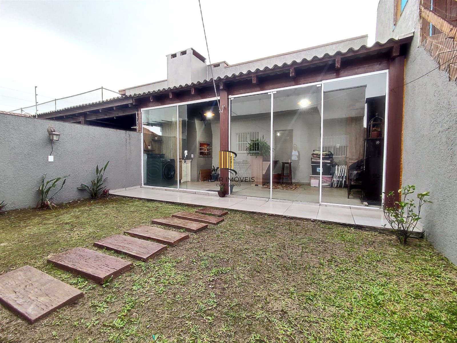 LINDA CASA DE 2 DOMITÓRIOS, PRÓXIMA AO MAR