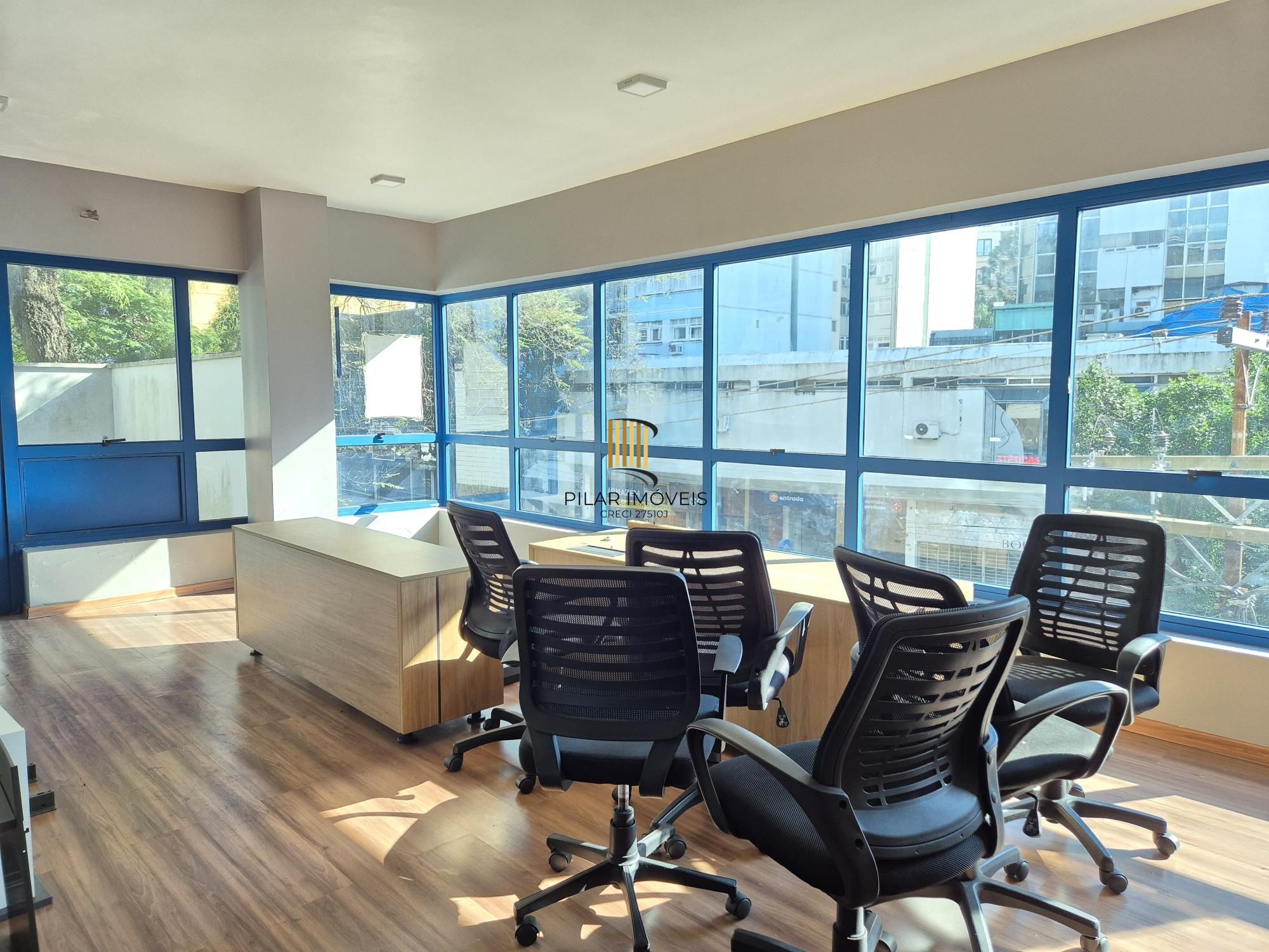 Sala comercial com amplo terraço