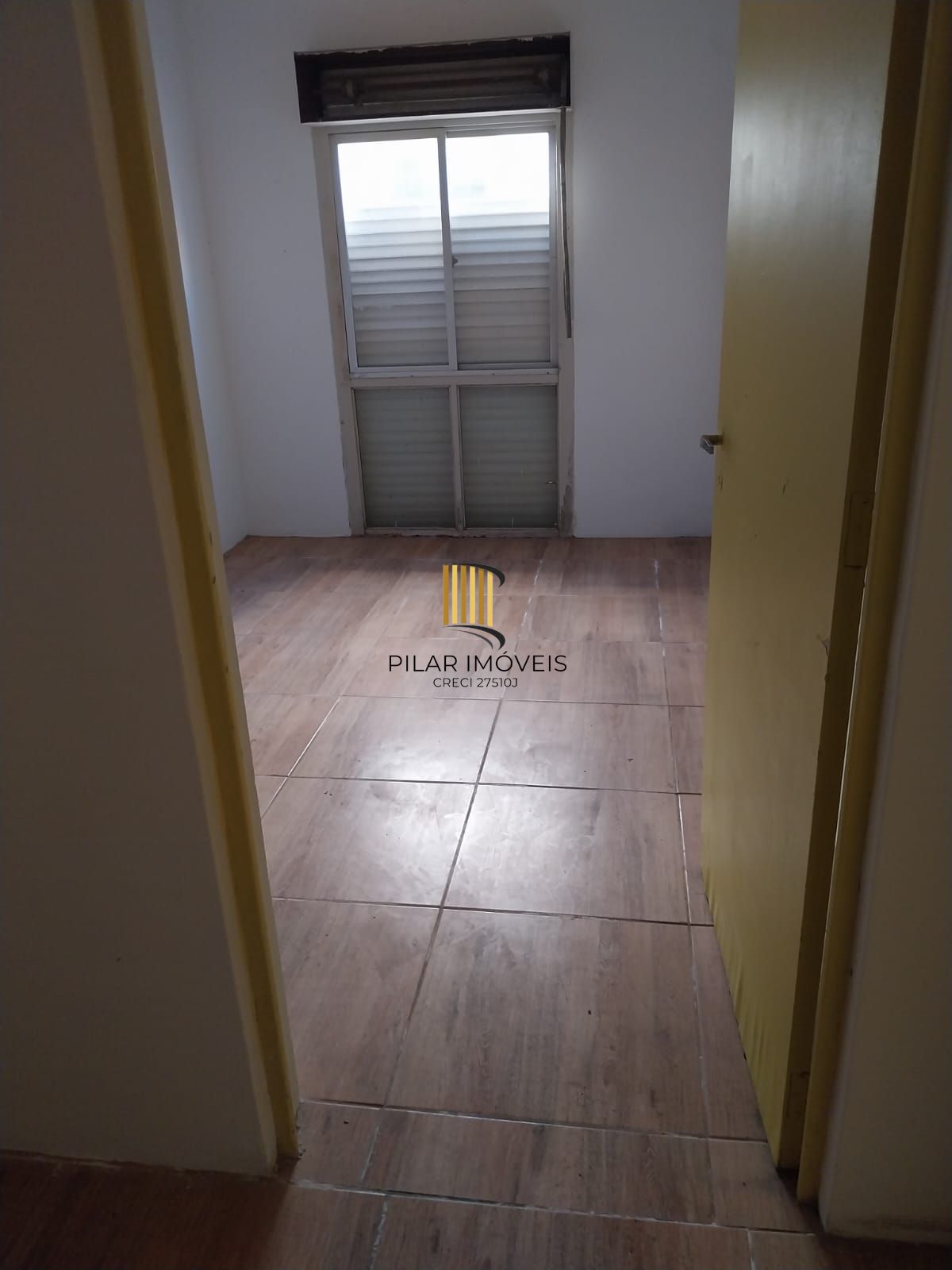APARTAMENTO 62m² no bairro Glória, dois dormitórios, térreo e área externa.