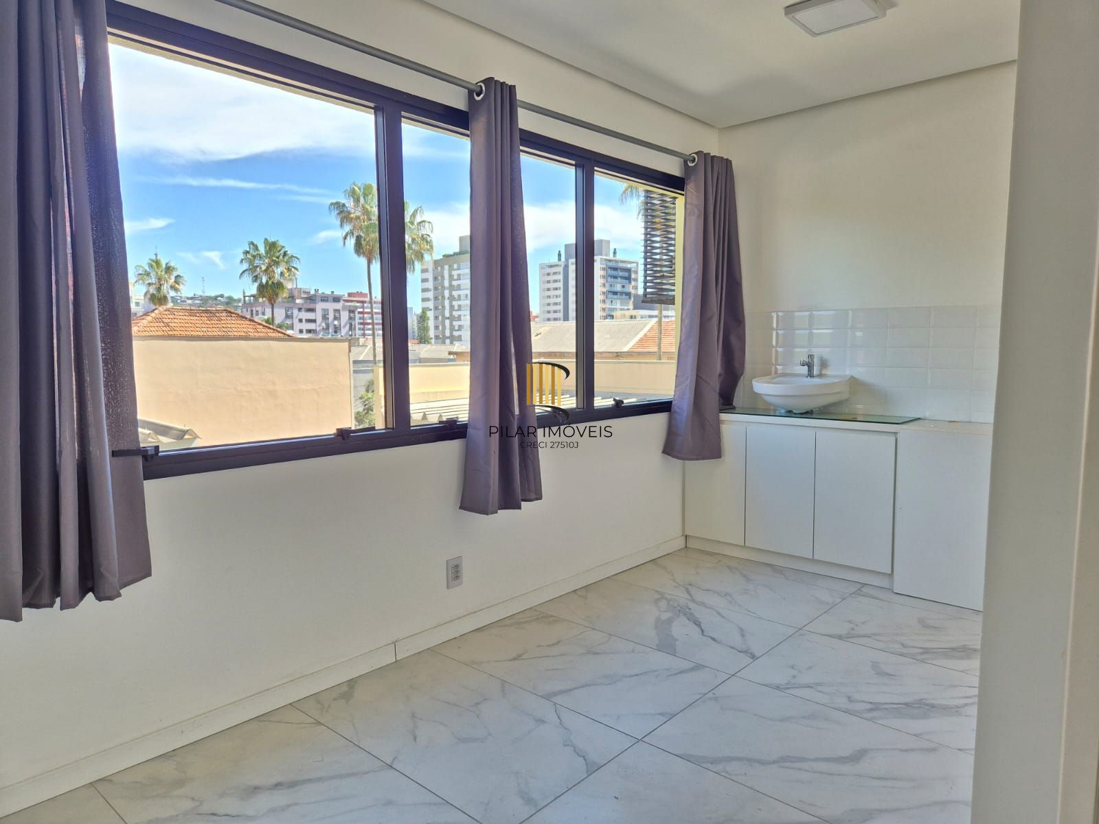 Sala reformada com box