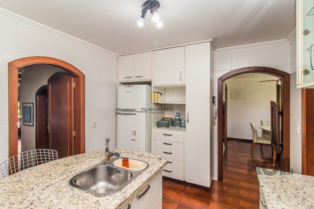 Casa com quatro quartos/dormitórios e muitos ambientes aconchegantes.