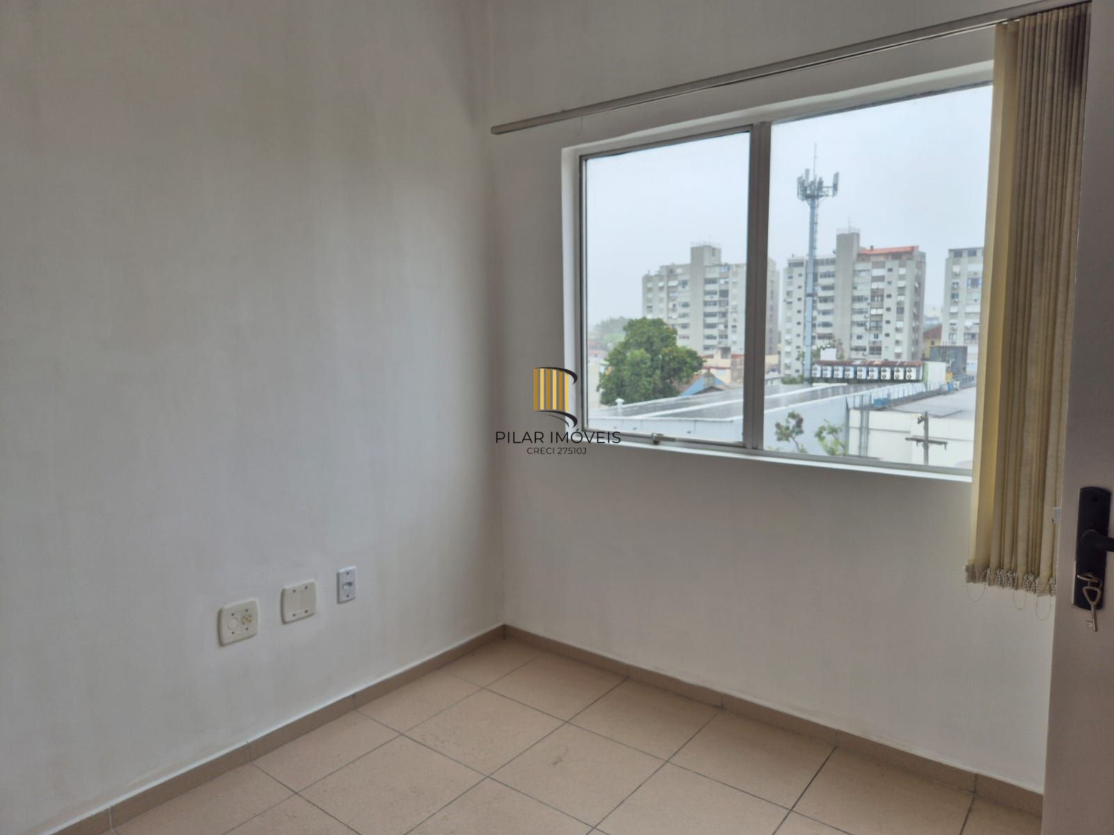 Sala comercial reformada e desocupada