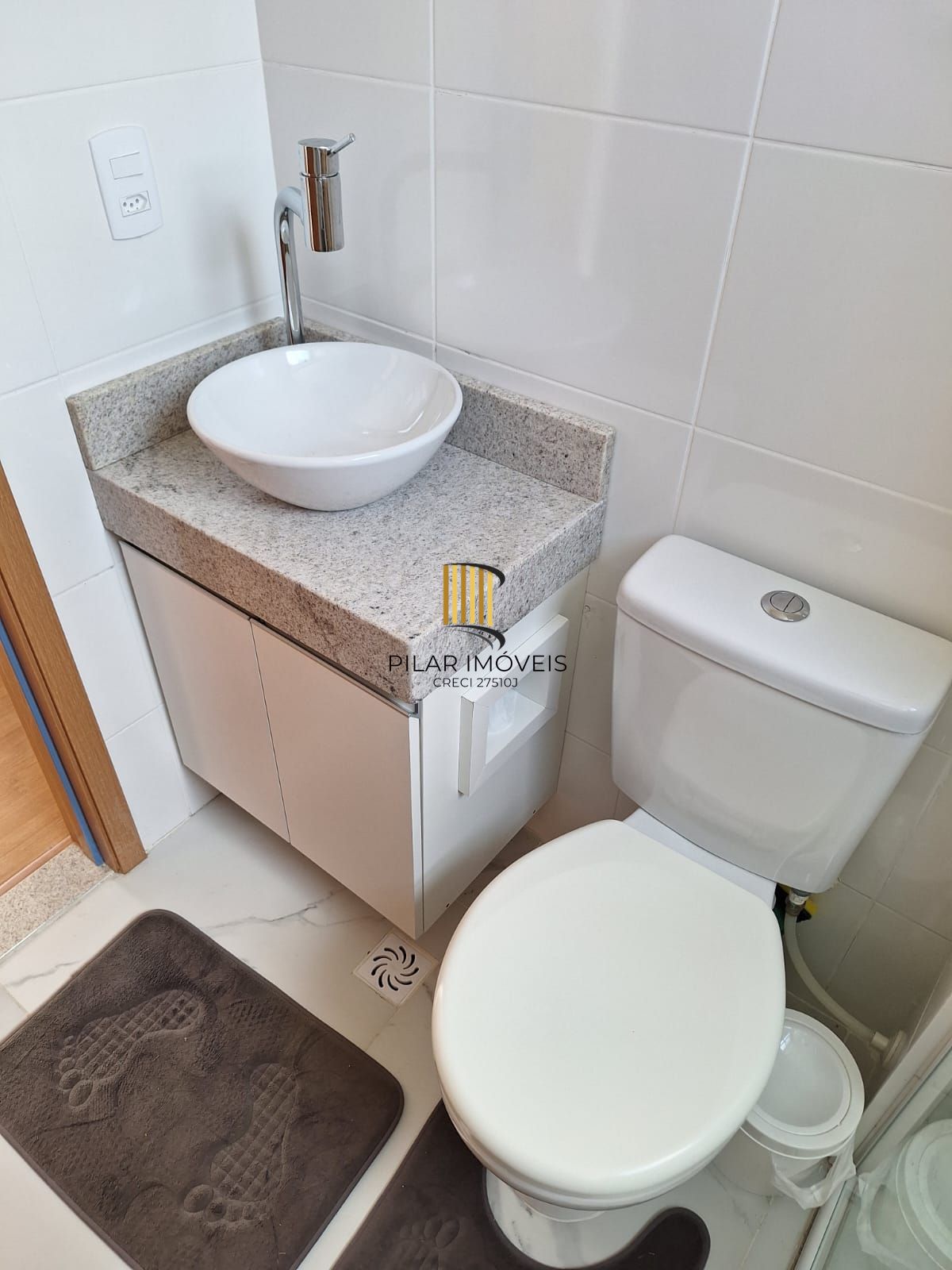 Apartamento 02 dormitorios com estacionamento privativo