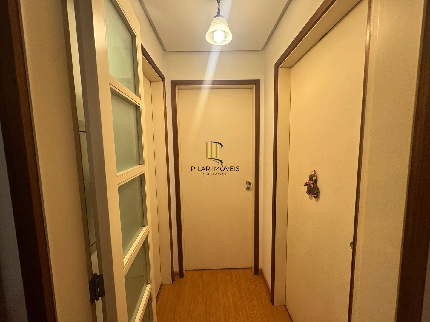 Apartamento dois dormitórios ( uma suíte) garagem/depósito Bairro Menino Deus