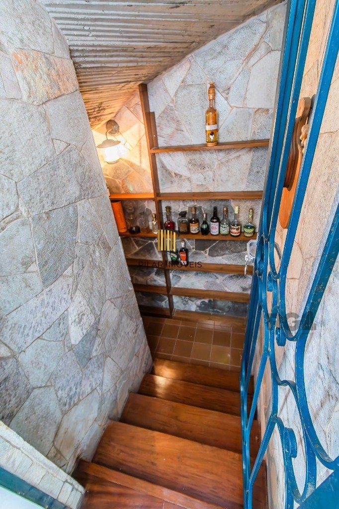 Casa com quatro quartos/dormitórios e muitos ambientes aconchegantes.