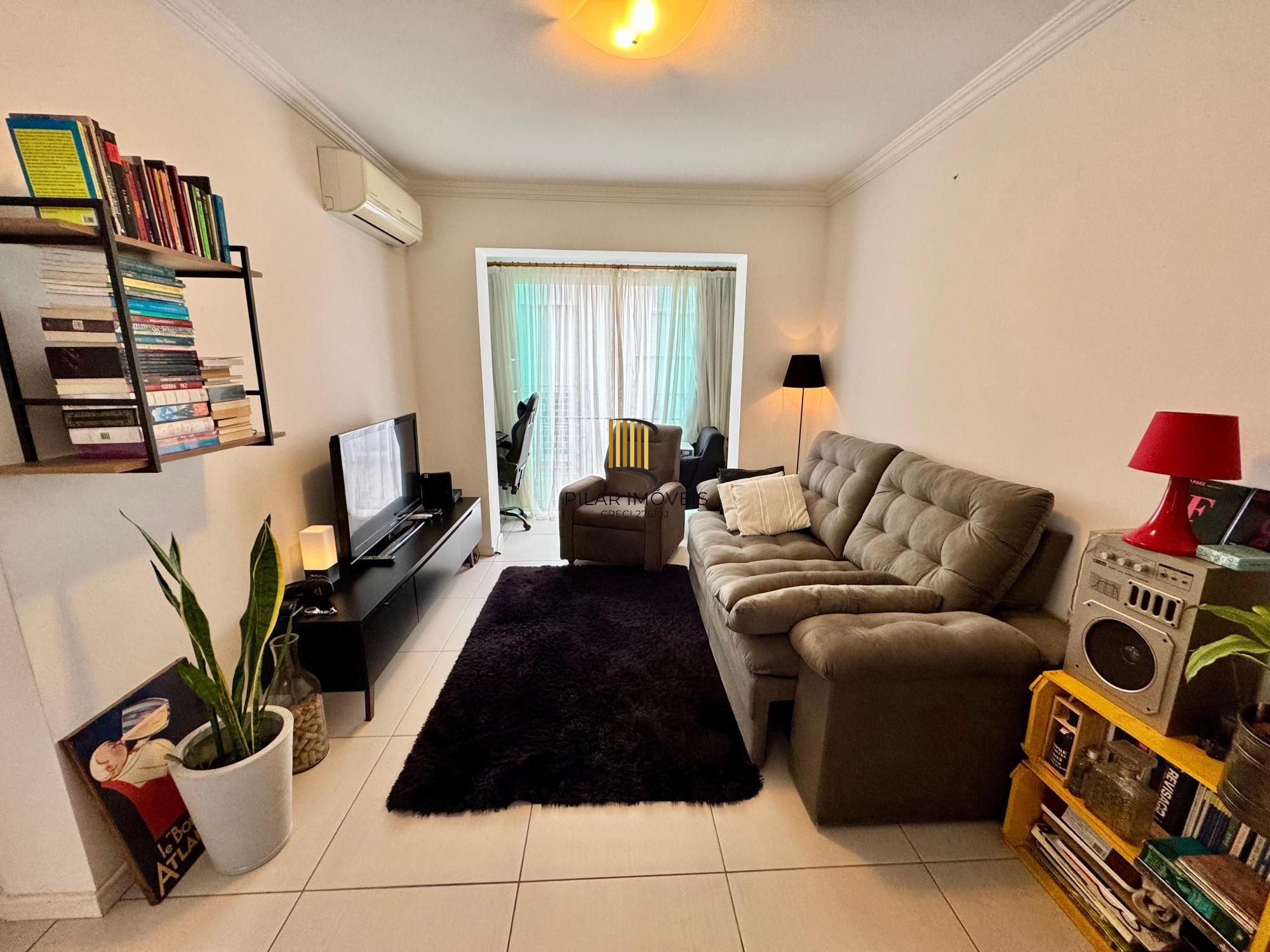 Apartamento semimobiliado em excelentes condições.
