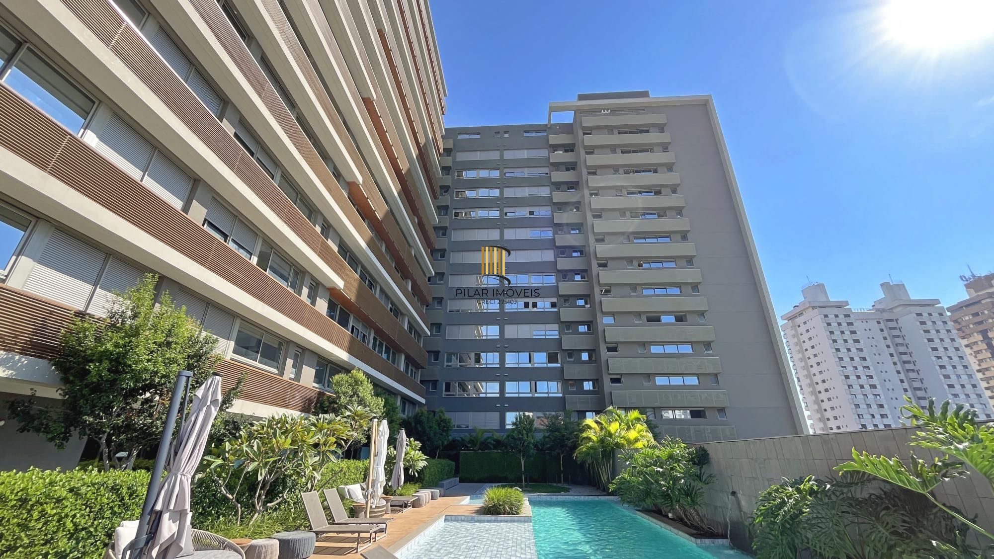 Duplex, mobiliado, andar alto de 2 dormitórios; 2 vagas