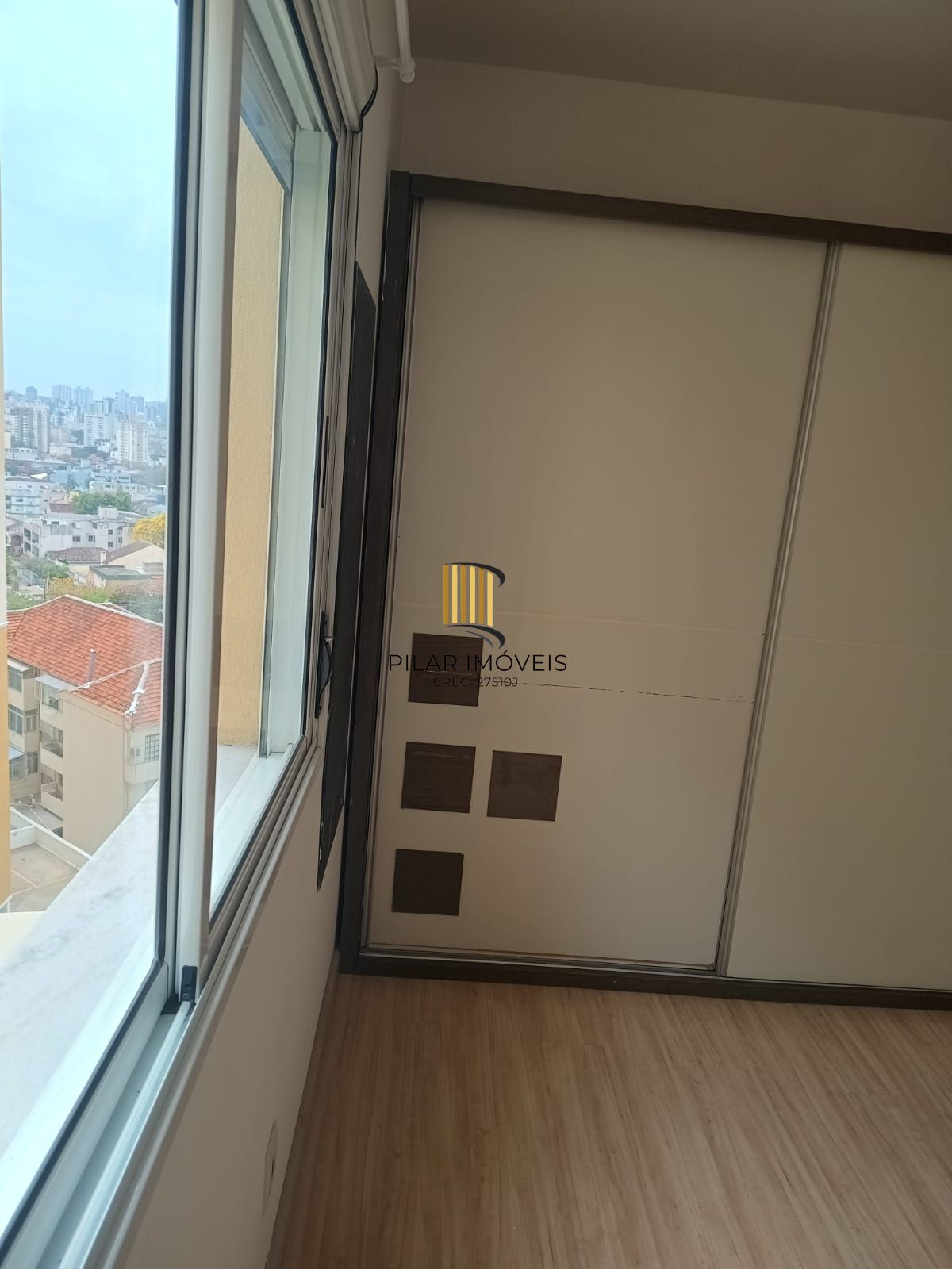Apartamento três dormitórios (uma suíte), uma vaga escriturada/coberta Bairro Partenon