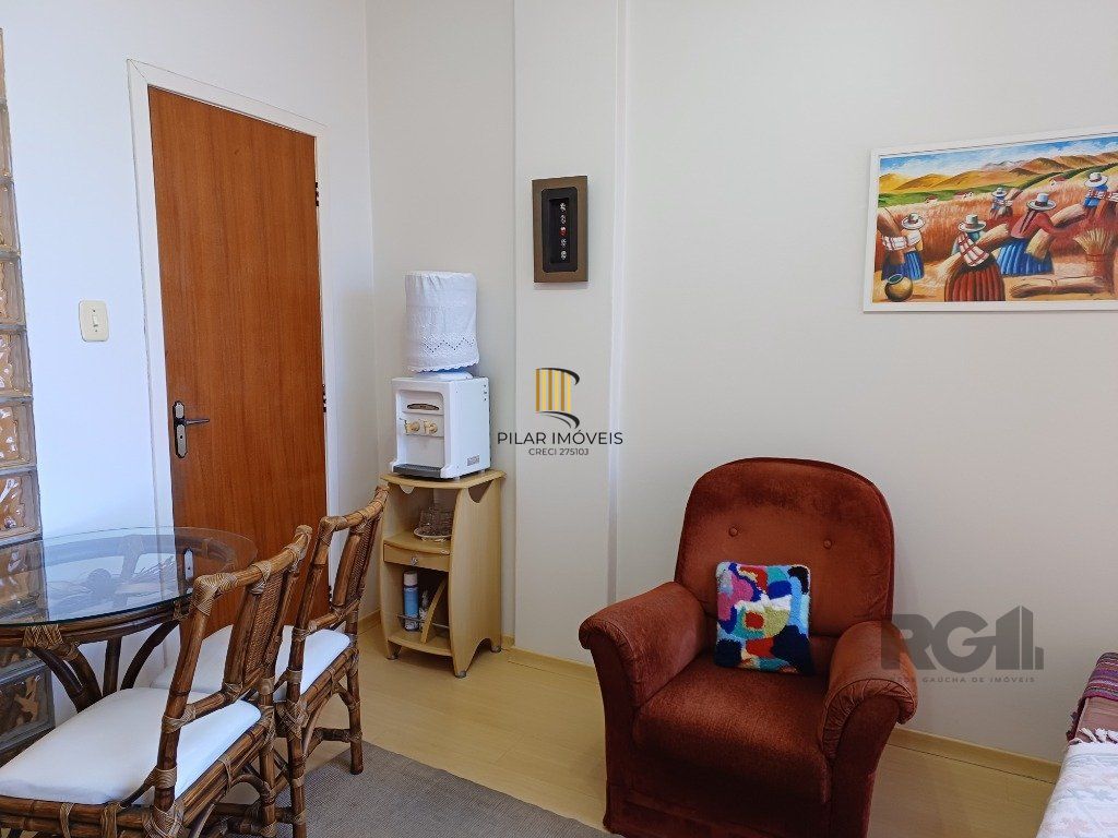 Sala comercial com 20m², andar alto, bem iluminada e ventilada.