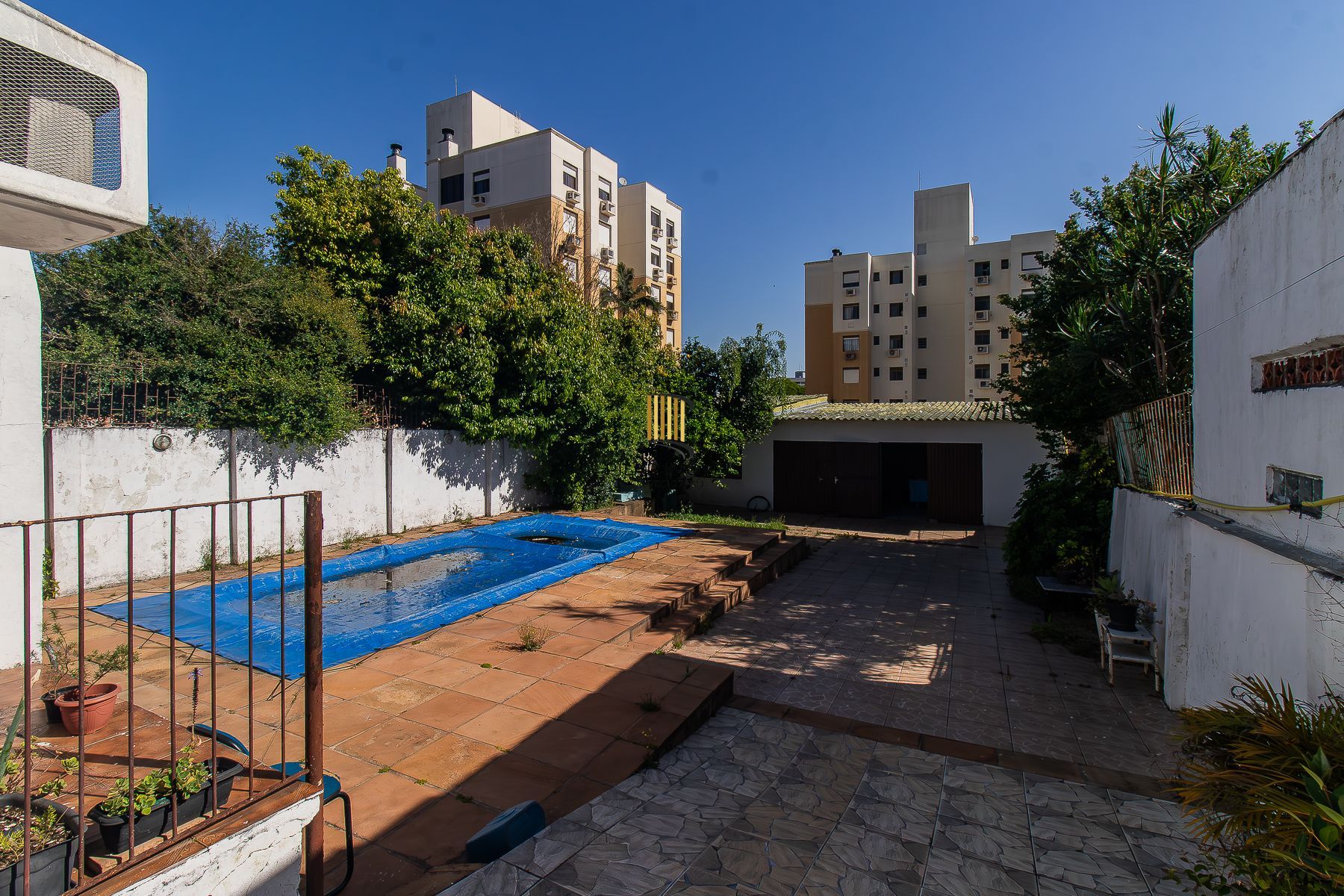 Casa 3 dormitórios, 5 vagas.