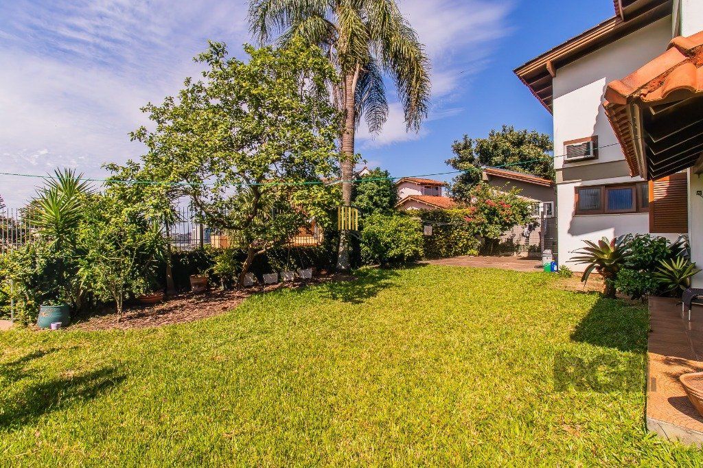 Casa com quatro quartos/dormitórios e muitos ambientes aconchegantes.