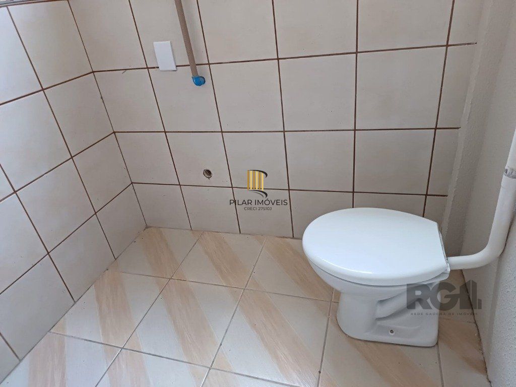 Sala reformada e desocupada!